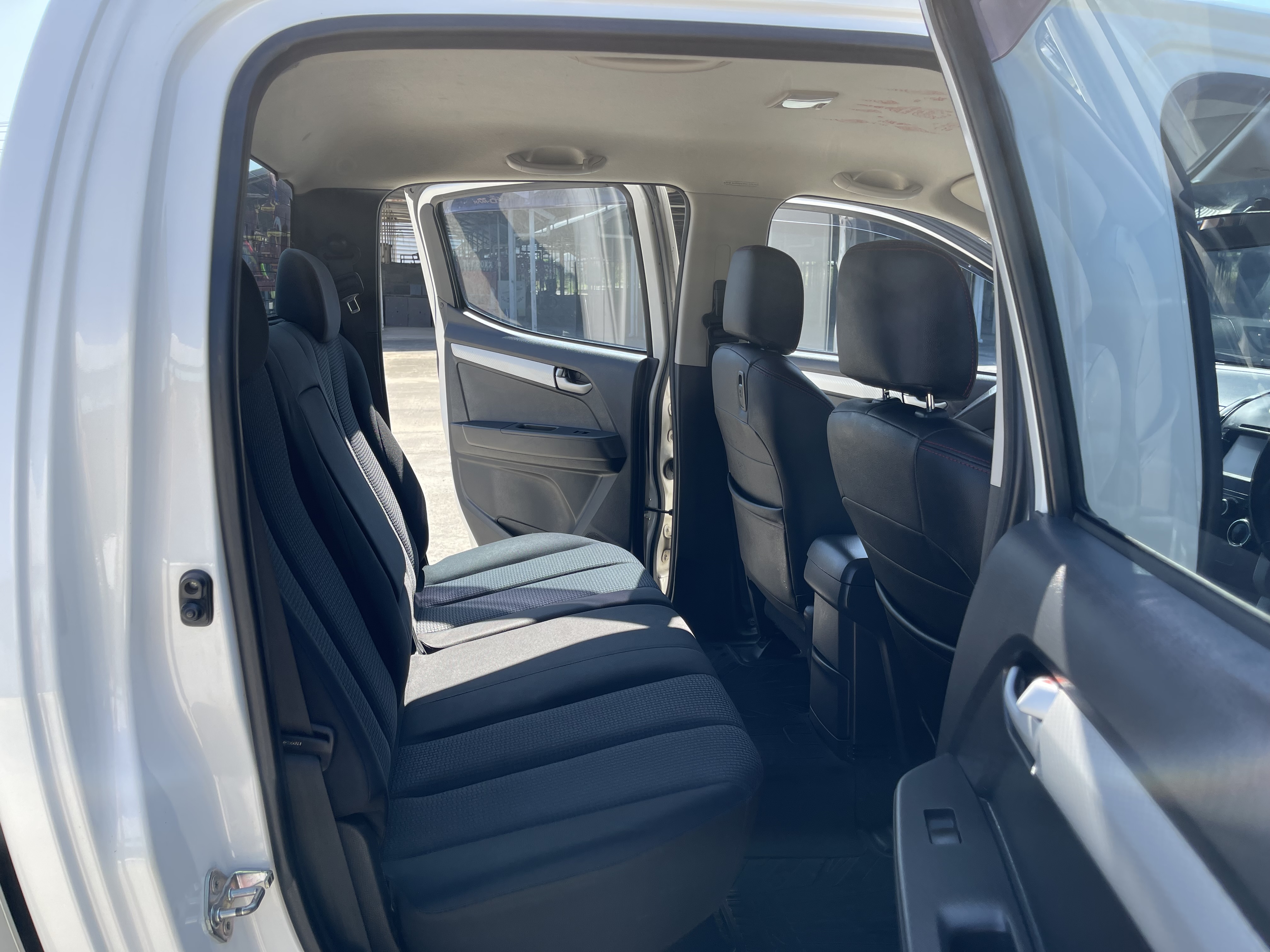 Isuzu Dmax All New 4ประตู Hilander 2.5 Vgs Z Dvd 2013 ขาวมุก