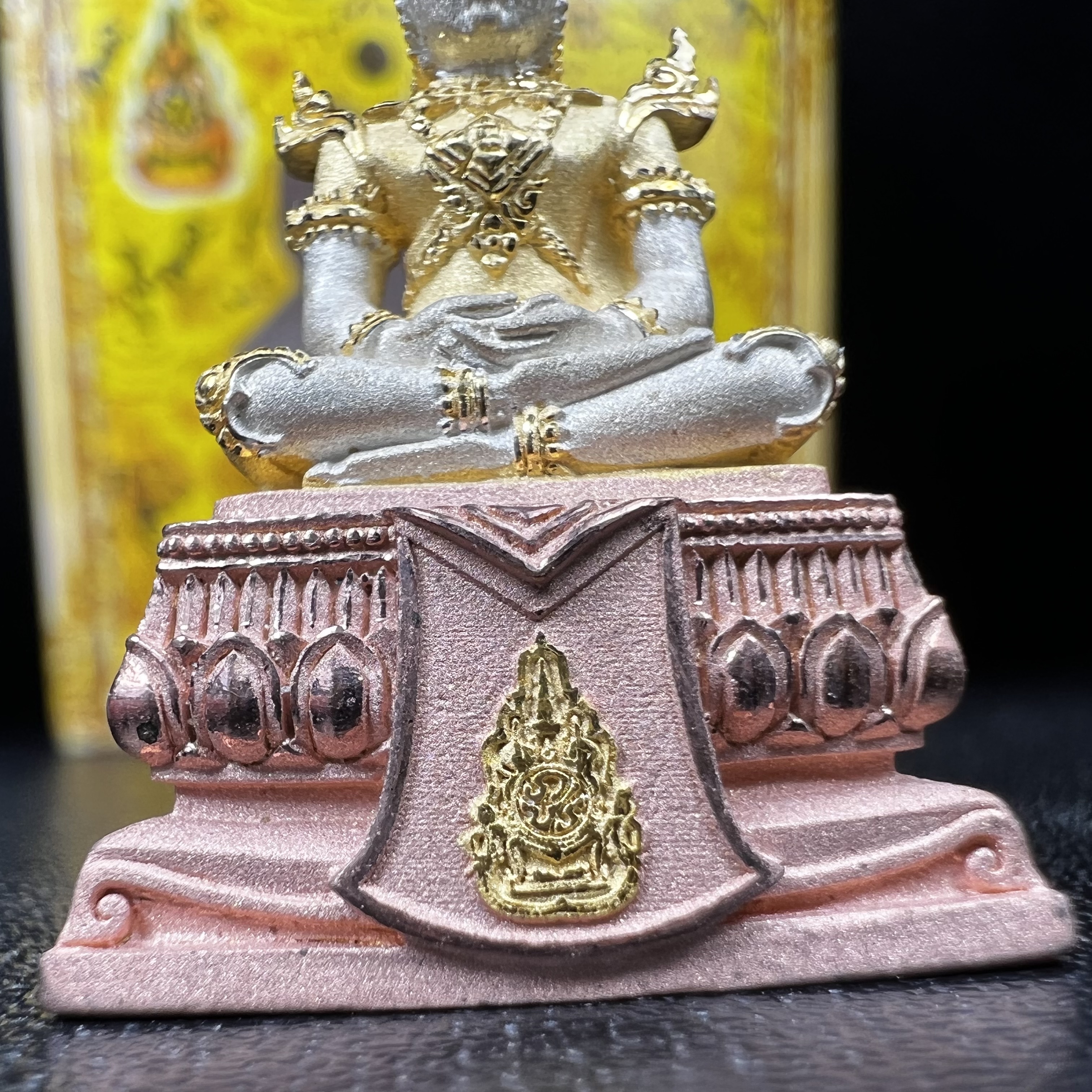 พระแก้วมรกต(จำลอง)ลอยองค์ ขนาดหน้าตัก 1/2 นิ้ว ทรงเครื่องฤดูร้อน เนื้อเงินสามกษัตริย์ ตราสัญลักษณ์ฉลองสิริราชสมบัติ ครบ 60 ปี พ.ศ.2549(สภาพสวย ครบ สมบูรณ์)