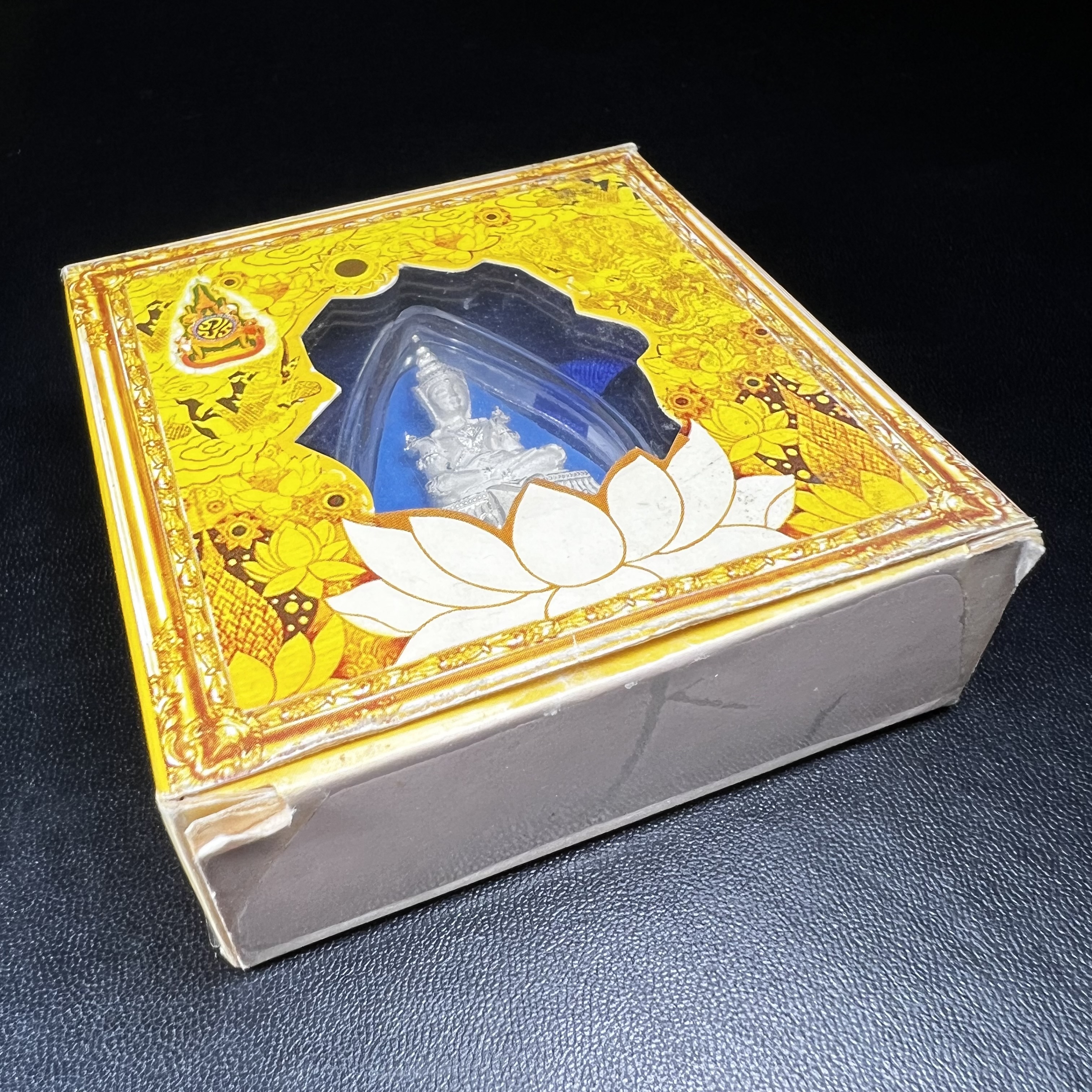 พระแก้วมรกต ทรงเครื่องฤดูร้อน พระราชทานประดิษฐานตราสัญลักษณ์ฉลองสิริราชสมบัติ ครบ 60 ปี ในหลวงรัชกาลที่ 9 พ.ศ.2549 เนื้อเงินลอยองค์พิมพ์ใหญ่ สูง 3.6 ซม. ขนาดหน้าตัก 1/2 นิ้ว (พิธีใหญ่มหาพุทธาภิเษก ณ พระอุโบสถวัดพระแก้ว เกจิอาจารย์ ทั่วประเทศ 108 รูป )