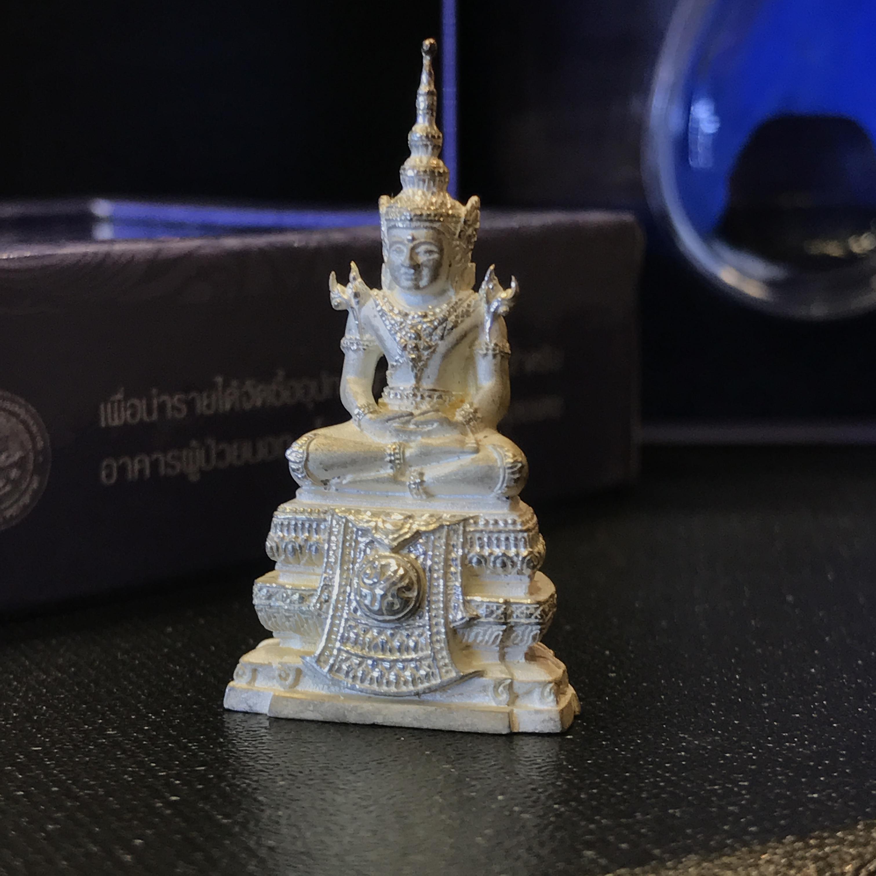 พระพุทธมหามณีรัตนปฏิมากร จำลอง (พระแก้วมรกต) ขนาดลอยองค์หน้าตัก 1/2 นิ้ว ตราสัญลักษณ์ ภ.ป.ร. ปี2547 เนื้อเงิน