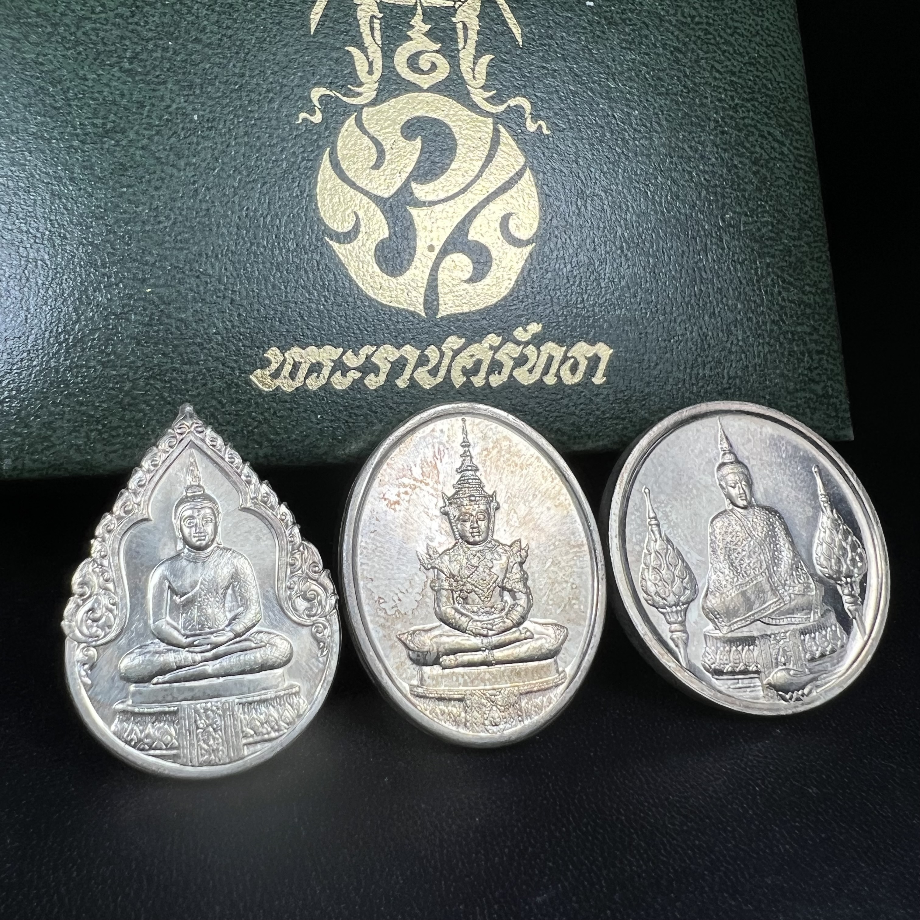 เหรียญพระแก้วมรกตหลัง ภปร. ฉลองกรุงรัตนโกสินทร์ครบ 200 ปี พ.ศ.2525 เนื้อเงินกล่องบรรจุเดิมครบ3พิมพ์(บล็อกพระราชศรัธา)(ในหลวงรัชกาลที่9 เสด็จในพิธี)พระคู่บ้านคู่เมือง...พระดี...พิธีใหญ่