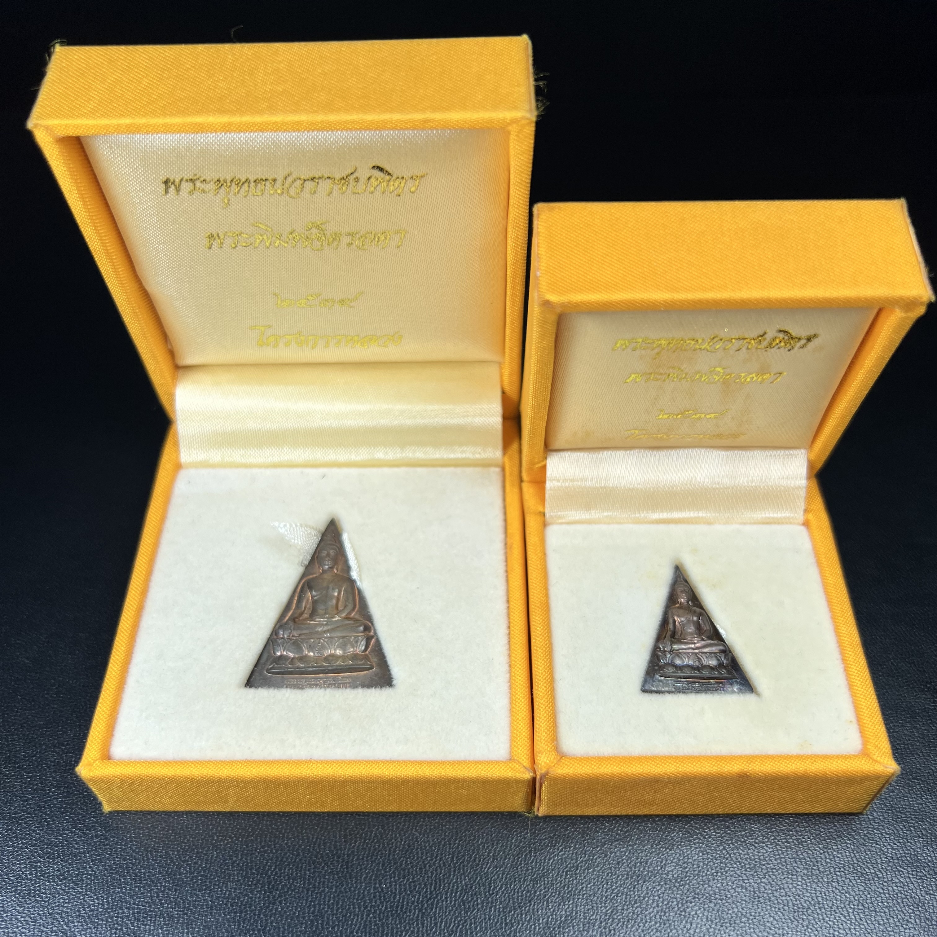 พระพุทธนวราชบพิตร พระพิมพ์จิตรลดา โครงการหลวง ปี2539 (พิมพ์ใหญ่+พิมพ์เล็ก) เนื้อนวโลหะ พร้อมกล่องบรรจุเดิม พิธีใหญ่ ปลุกเสกวัดพระแก้ว(1ชุด 2 องค์)