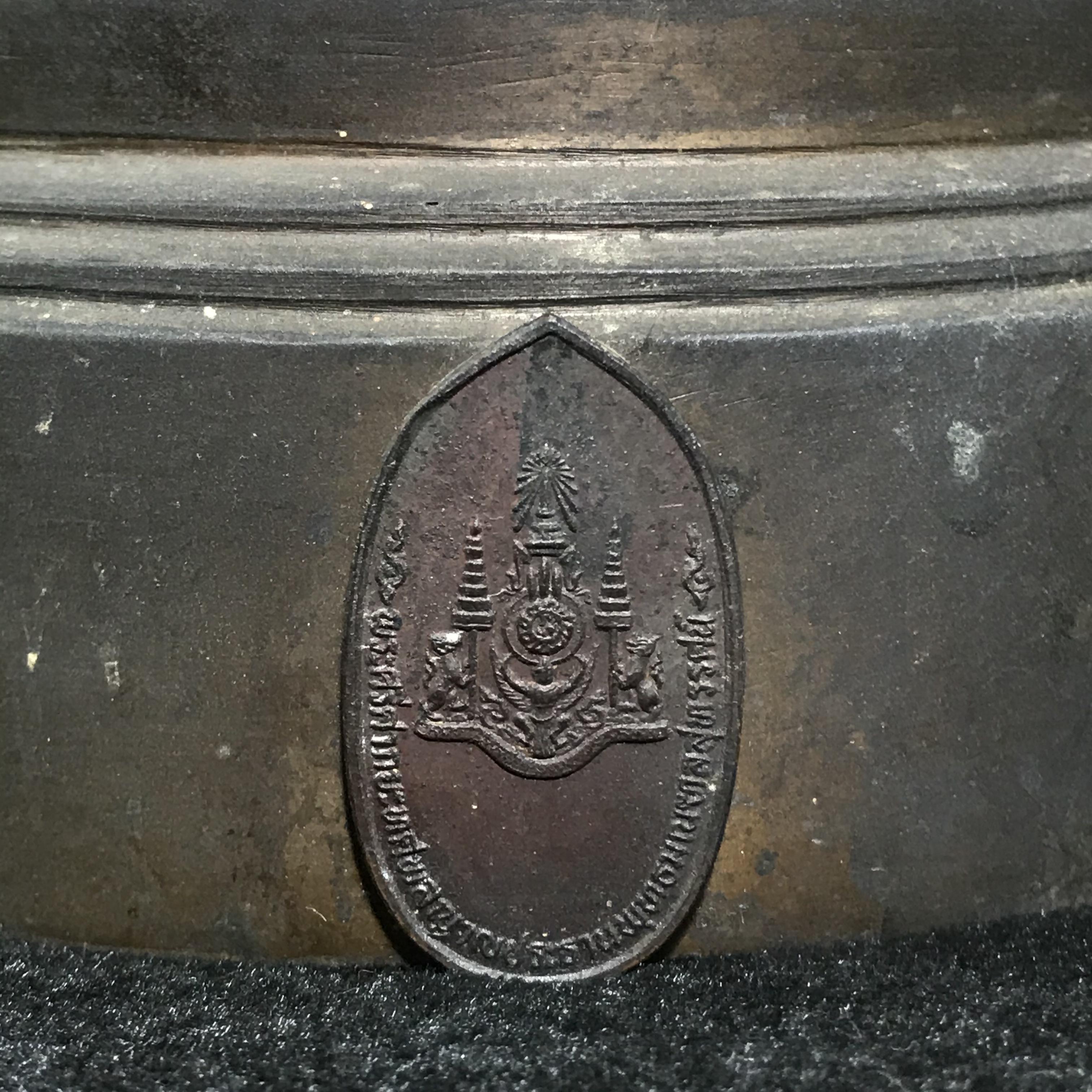 พระบูชา 25พุทธศตวรรษ พระศรีศากยะทศพลญาณ ประธานพุทธมณฑลสุทรรศน์ ปี 2530 ตราสัญลักษณ์ ในมหาวาระพระชนมพรรษา ครบ 5 รอบ 60 พรรษา เมื่อ 5 ธันวาคม พ.ศ. 2530 หมายเลข (๑๕)๓๖๕ ขนาดความสูง 15 นิ้ว รวมฐานสูง 18 นิ้ว(นิยมหายาก)