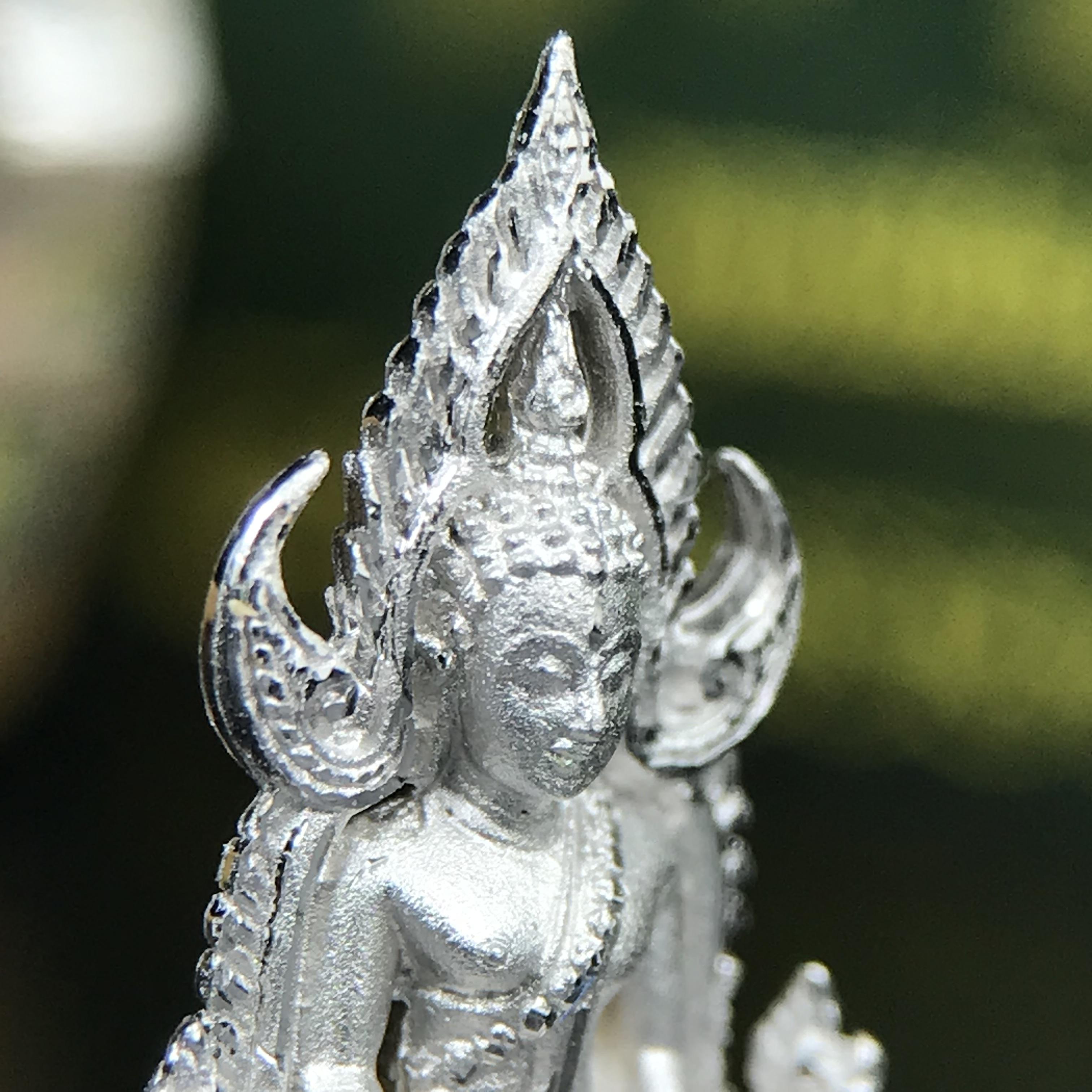 พระพุทธชินราช ภปร. 84 พรรษา พิมพ์เล็กขนาดหน้าตัก 1/4 นิ้ว(สูง 2.0 ซม.)เนื้อเงินชุบทองคำขาว (สภาพผิวสวยเดิม)(พระราชทานมวลสาร จิตรลดาและเส้นพระเจ้า(เส้นผม))พุทธศิลป์ทรงคุณค่าอีกหนึ่งรุ่นยอดนิยม