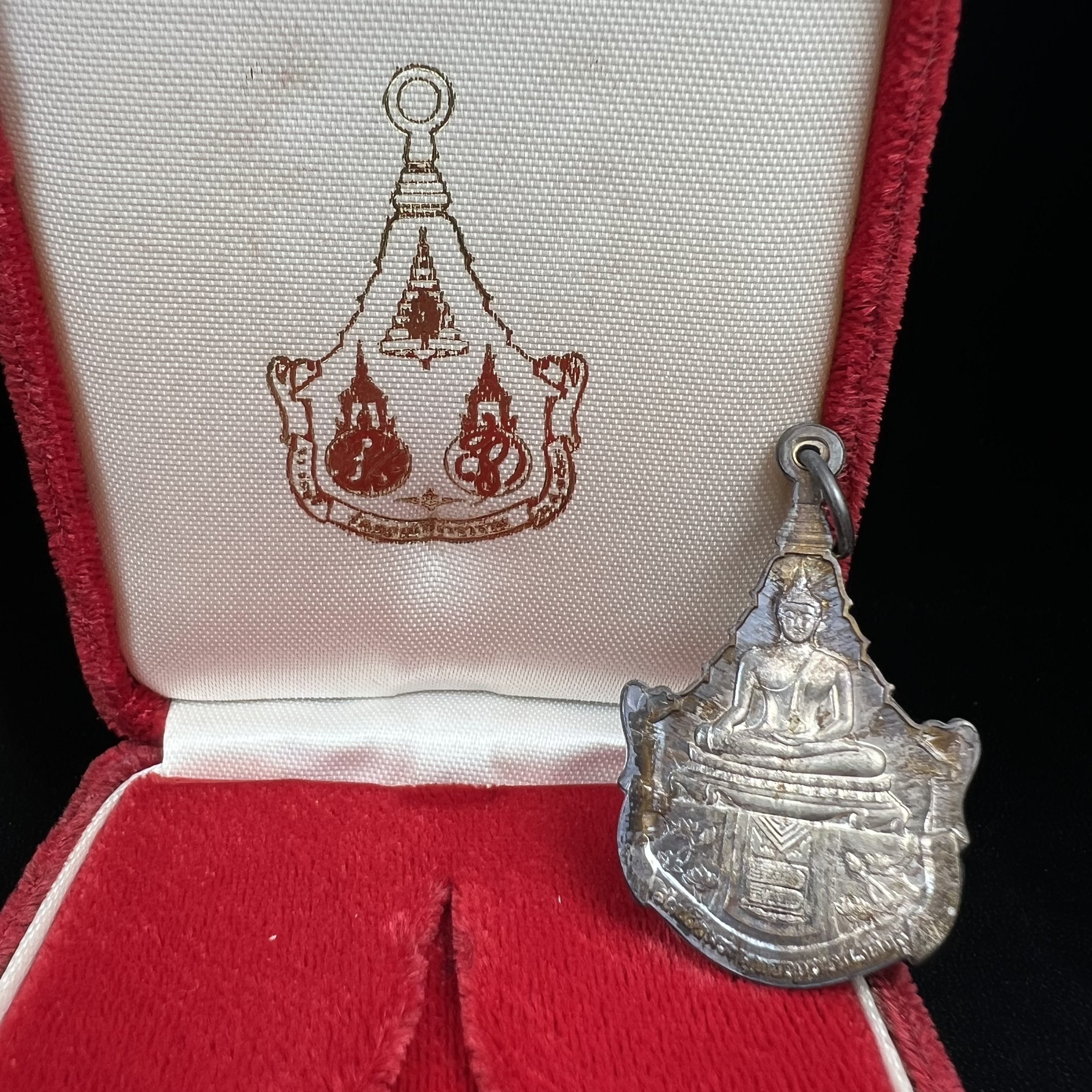 เหรียญพระพุทธญาณนเรศวร์ รุ่นแรก หลังพระปรมาภิไธย ภปร.และ สก.วัดญาณสังวราราม จ.ชลบุรี ปี 2527 เนื้อเงิน(ผิวเดิม ขึ้นรุ้งผิวน้ำทองกระจายทั่วเหรียญสวยมาก)ขนาด 2.3 x 3.8 ซม. พร้อมกล่องเดิม สมเด็จพระญาณสังวร ประธานในพิธีมหาพุทธาภิเษก(เนื้อเงินพบเจอน้อย หายาก)