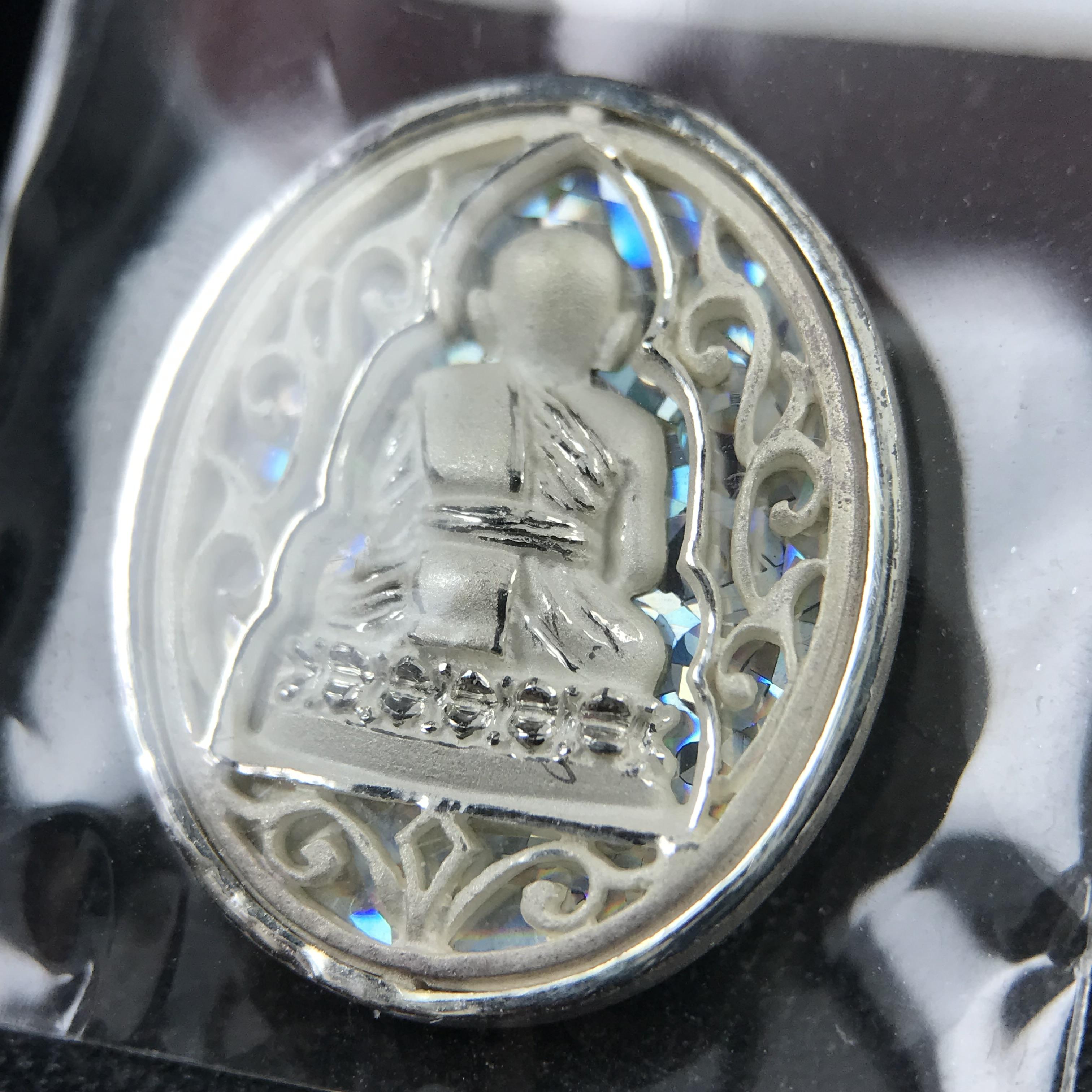 เหรียญหลวงพ่อทวด รุ่นมงคลบารมี วัดประสาทบุญญาวาส ปี 2545 เนื้อเงิน พิมพ์ทรงรูปไข่เล็ก(ขนาด 2.0*1.8 ซม.)ฉลุลายฉากพี้นหลังสีรุ้งสามมิติสวยงาม ตอกโค๊ตมีหมายเลข สภาพสวยซีนซองเดิมพร้อมกล่องบรรจุเดิมครบ***เดินทางปลอดภัยหลวงพ่อทวดคุ้มครอง****