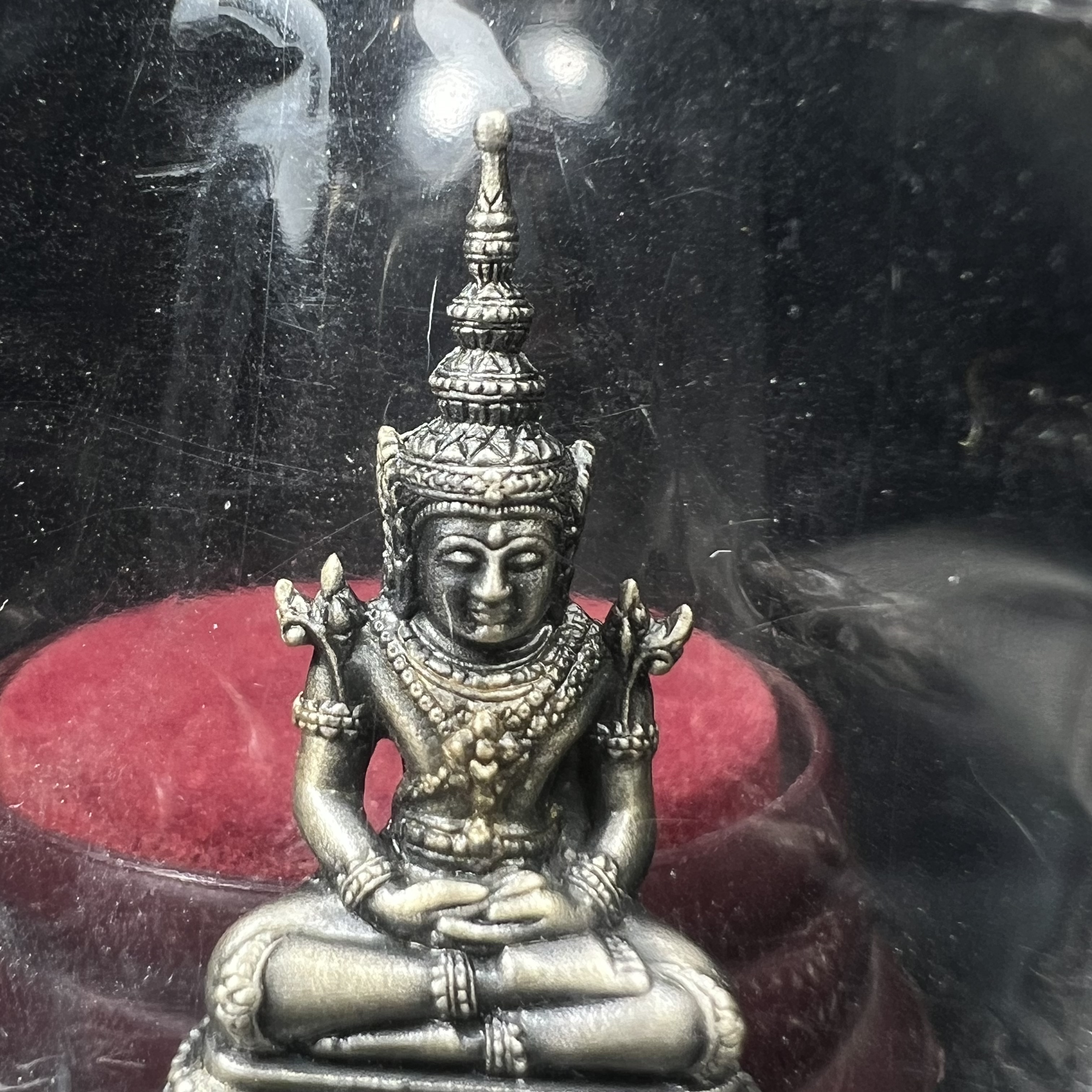 พระแก้วมรกต ภปร.(รุ่นแรก) ปี2545 รุ่นฉลองกรุงรัตนโกสินทร์ครบ 220 ปี พิมพ์ลอยองค์ใหญ่ เนื้ออัลปาก้า ชุบเงินลงดำ ขนาด 19*35 มม. พร้อมครอบตั้งโชว์เดิม องค์พระซีนซองเดิม สวยครบสมบูรณ์