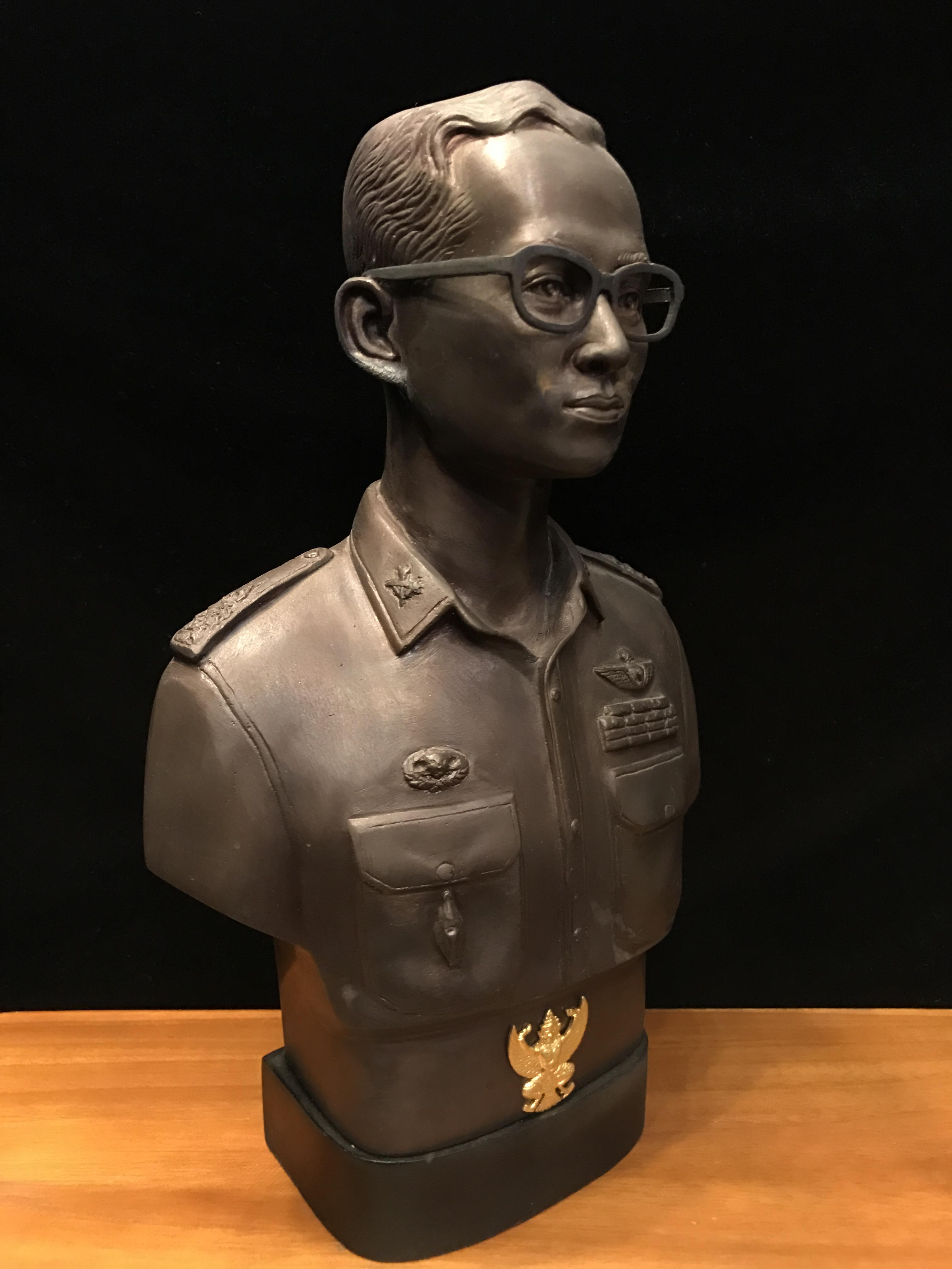 พระบรมรูปหล่อในหลวงรัชกาลที่ 9 กรมราชองครักษ์ รุ่น2 ปี2539(นิยม)