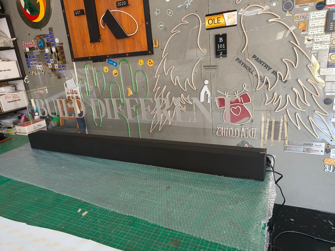 ป้ายอะคริลิค ฐานรางไฟ BUILD DIFFEREND