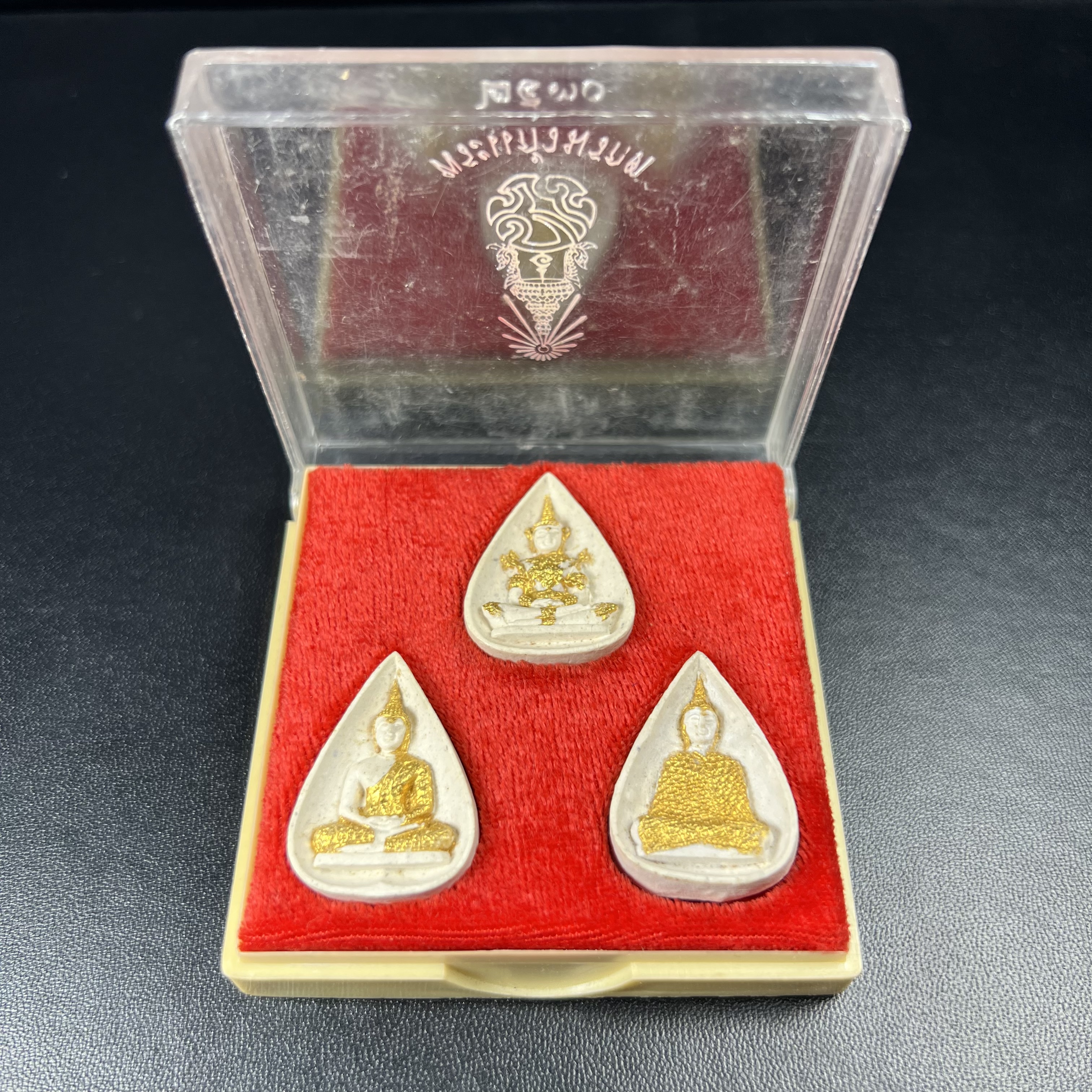 พระแก้วมรกต หลัง ภปร. เนื้อผง ปี2530 พระดี พิธีใหญ่ ประกอบพิธีพุทธาภิเษกพร้อมกับพิธีพระกริ่งปวเรศ ปี2530 วัดบวรนิเวศและวัดพระแก้ว(ครบชุดสามฤดูกล่องเดิมครบ)หายาก