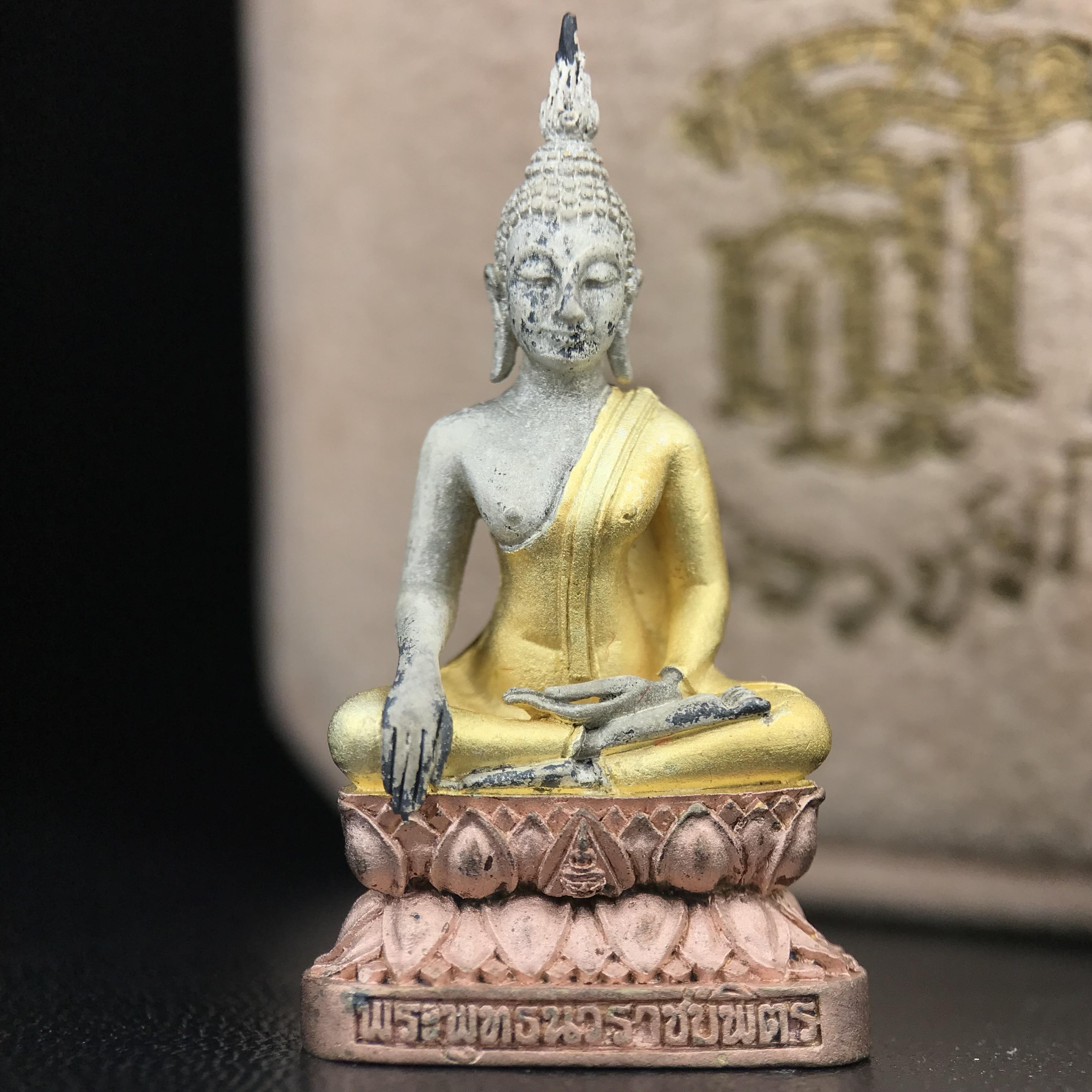 พระกริ่งพระพุทธนวราชบพิตร ตรากาญจนาภิเษกครองสิริราชสมบัติครบ 50 ปี รัชกาลที่9 ปี2540 เนื้อเงินสามกษัตริย์(ผิวเดิมสวย ครบ สมบูรณ์)พร้อมกล่องบรรจุเดิมครบ ชุดพระราชทาน(หายาก)