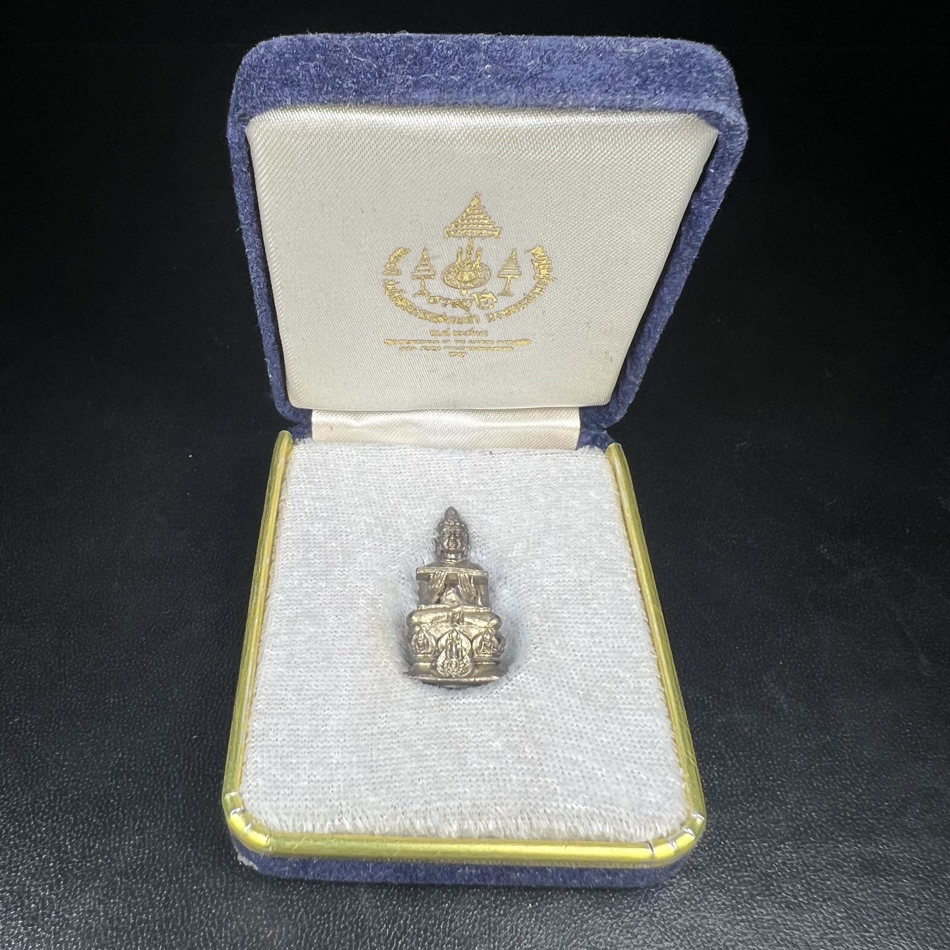 พระกริ่งปรมานุชิตชิโนรส วัดพระเชตุพนวิมลมังคลาราม(วัดโพธิ์) ปี2533 เนื้อเงิน ( ในหลวงรัชกาลที่9เสด็จเททอง)พิธีใหญ่ งดงามด้วยพุทธศิลป์เปี่ยมด้วยพุทธคุณ อีกหนึ่งรุ่นที่แนะนำสะสมบูชา