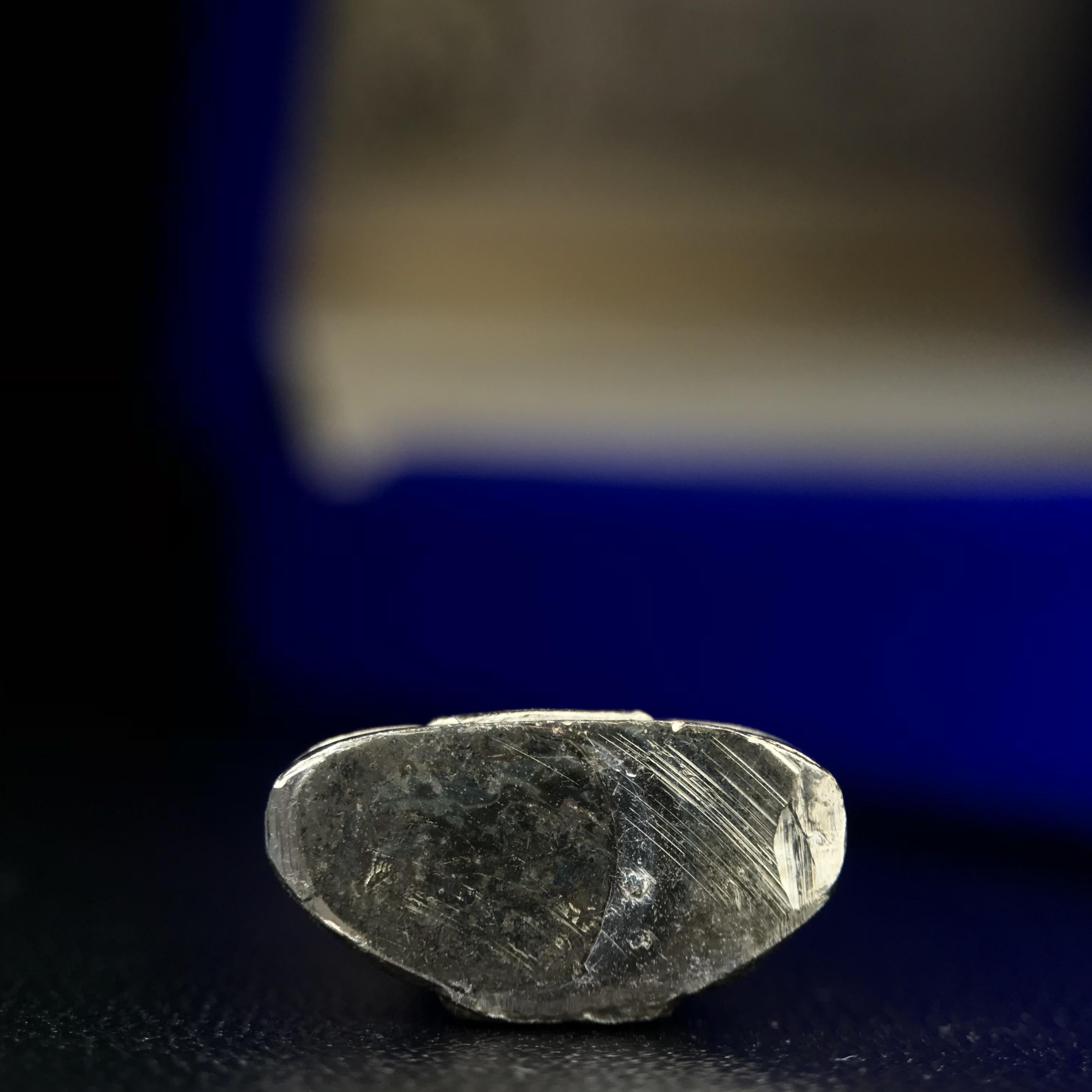 พระกริ่งหลวงพ่อโสธร ภปร. รุ่นกาญจนาภิเษก จัดสร้างในมงคลวโรกาสที่พระบาทสมเด็จพระเจ้าอยู่หัวรัชกาลที่9 เสด็จเถลิงถวัลย์สิริราชสมบัติ ครบ 50 ปี ในพุทธศักราช 2539 เนื้อเงิน(ผิวเดิมสวย)(พิธีใหญ่เข้มขลัง)1 ใน 9950 องค์