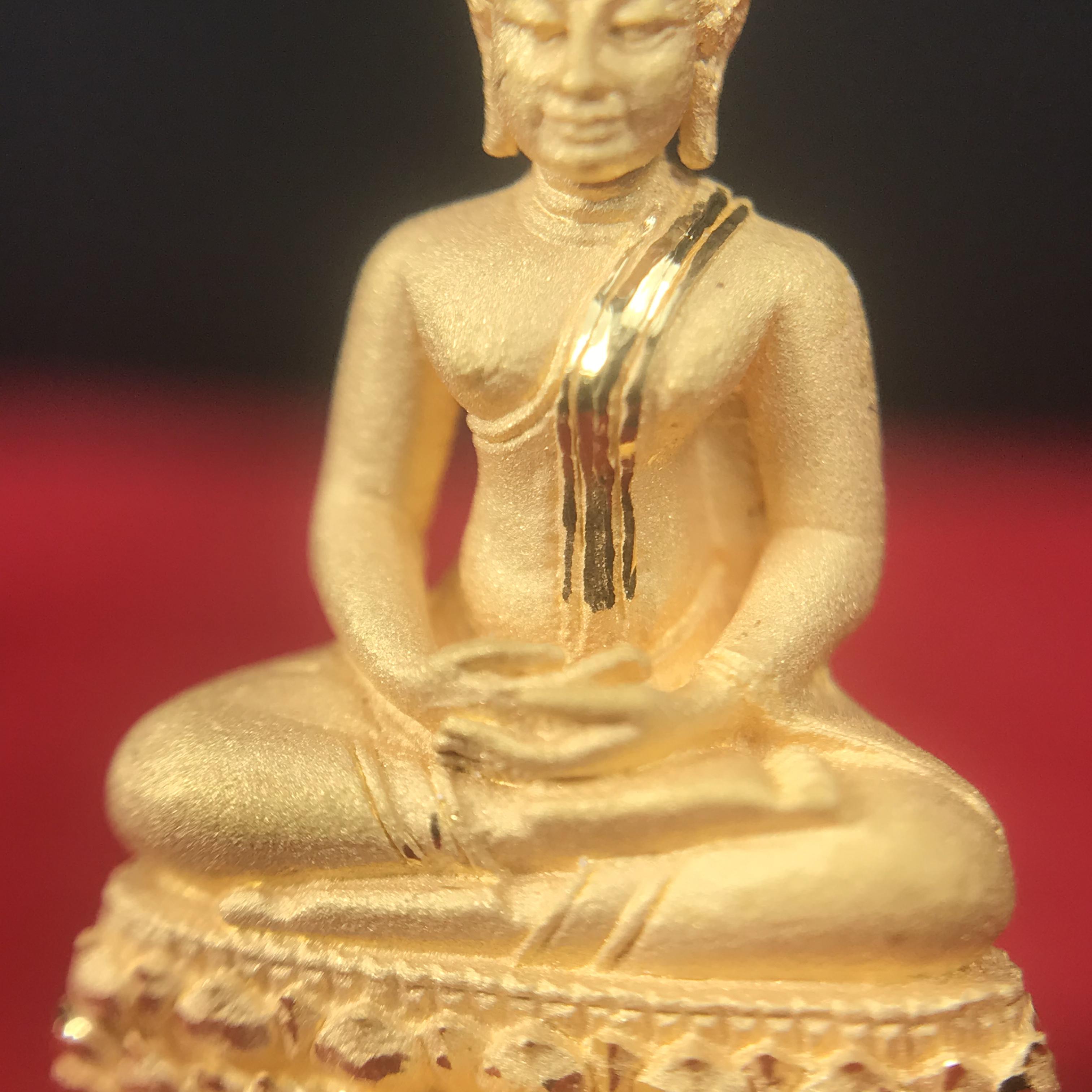 พระชัยวัฒน์พุทธสิหิงค์ ภปร. รุ่นสร้างหอพระธรรมศาสตร์ ปี2542 เนื้อทองคำ(5.9 กรัม) มหาพิธี 3วาระอันยิ่งใหญ่(1ใน5000องค์)