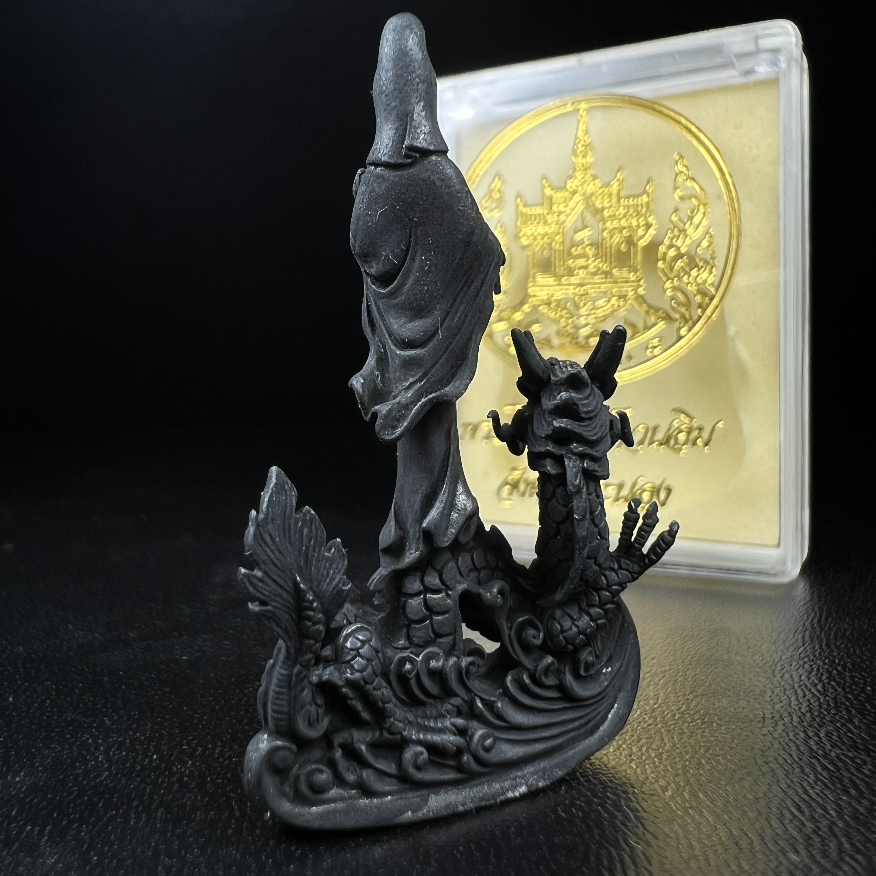 รูปหล่อลอยองค์พระโพธิสัตว์กวนอิม ทรงประทับมังกร จ.ระนอง พ.ศ.2539 เนื้อนวโลหะ พิมพ์ใหญ่(สวยงดงาม เข้มขลัง ทรงคุณค่า) เฉลิมฉลองในวโรกาสที่พระบาทสมเด็จพระเจ้าอยู่หัวทรงครองสิริราชสมบัติครบ 50 ปี(องค์หมายเลข๘๓๑๔)