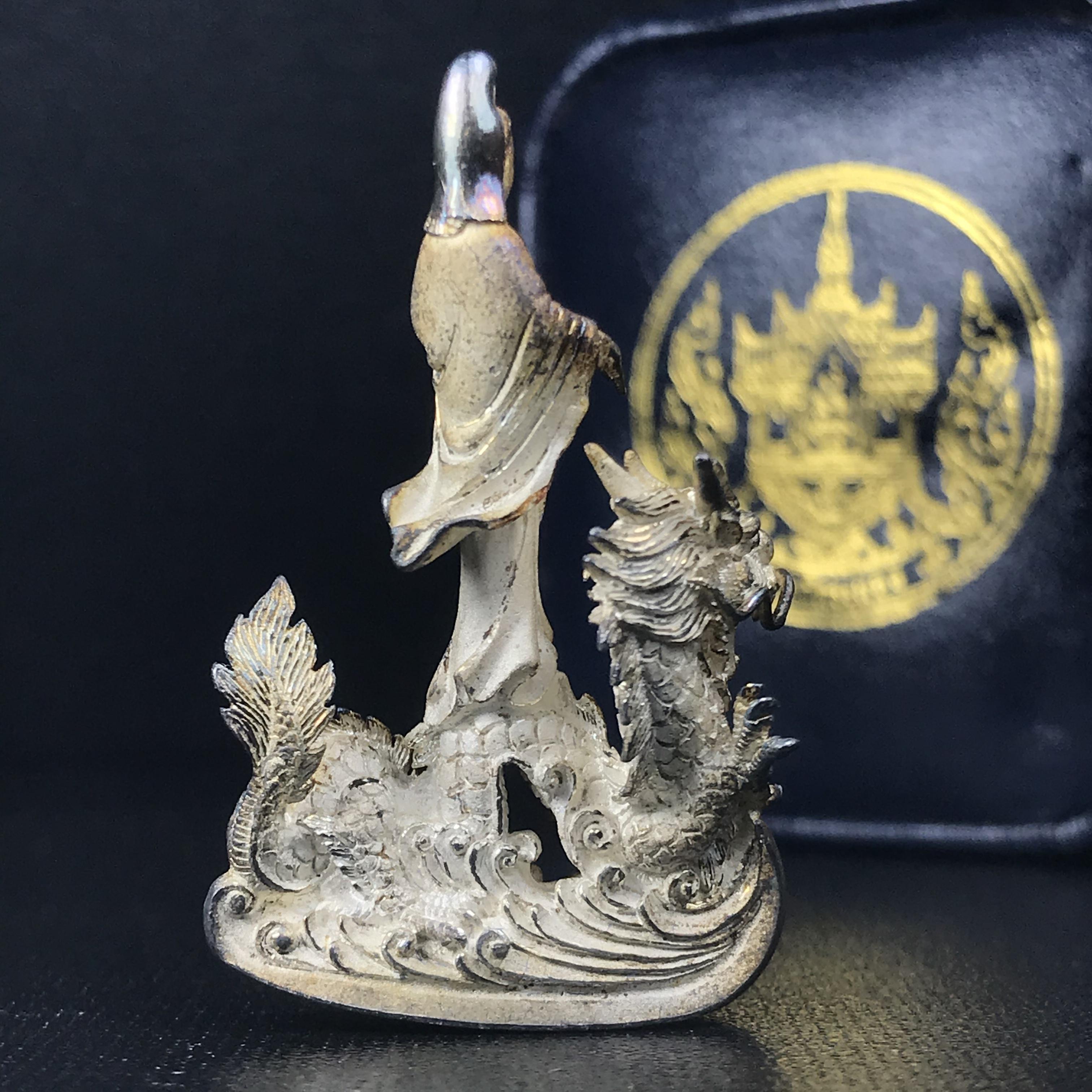 รูปหล่อลอยองค์พระโพธิสัตว์กวนอิม ทรงประทับมังกร จ.ระนอง เนื้อเงิน พิมพ์ใหญ่(สภาพผิวเดิม ขึ้นสีรุ้งธรรมชาติ แบบนิยม) เฉลิมฉลองในวโรกาสที่พระบาทสมเด็จพระเจ้าอยู่หัวทรงครองสิริราชสมบัติครบ 50 ปี จ.ระนอง พ.ศ.2539