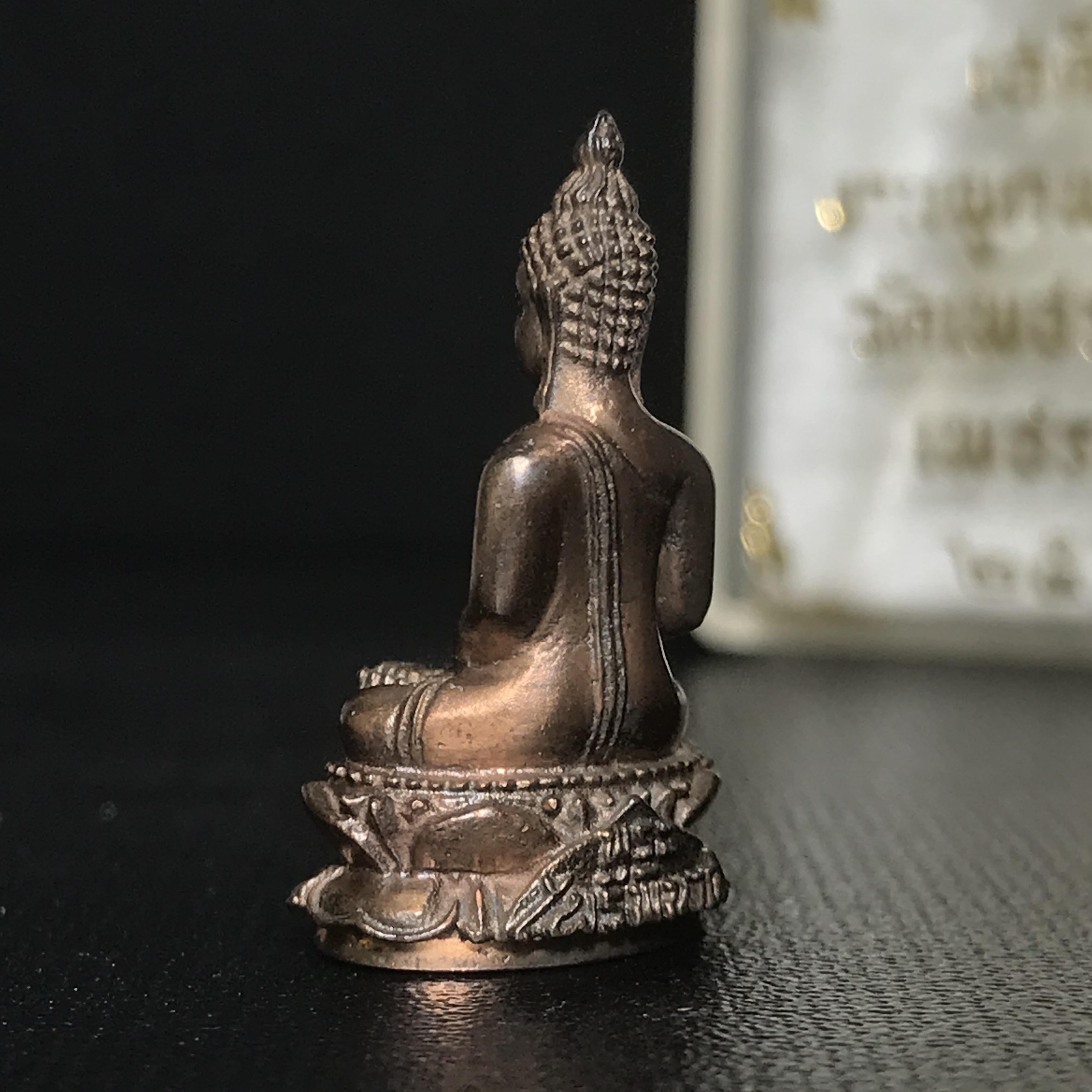 พระกริ่งไพรีพินาศ(รุ่นแรก สมเด็จพระญาณสังวร) วัดเพชรวราราม รุ่นเขาค้อ เนื้อนวโลหะ ตอกโค้ต ปี2520 จ.เพชรบูรณ์(คัดสภาพสวยครบกล่องบรรจุเดิม)(1ใน2309 องค์)