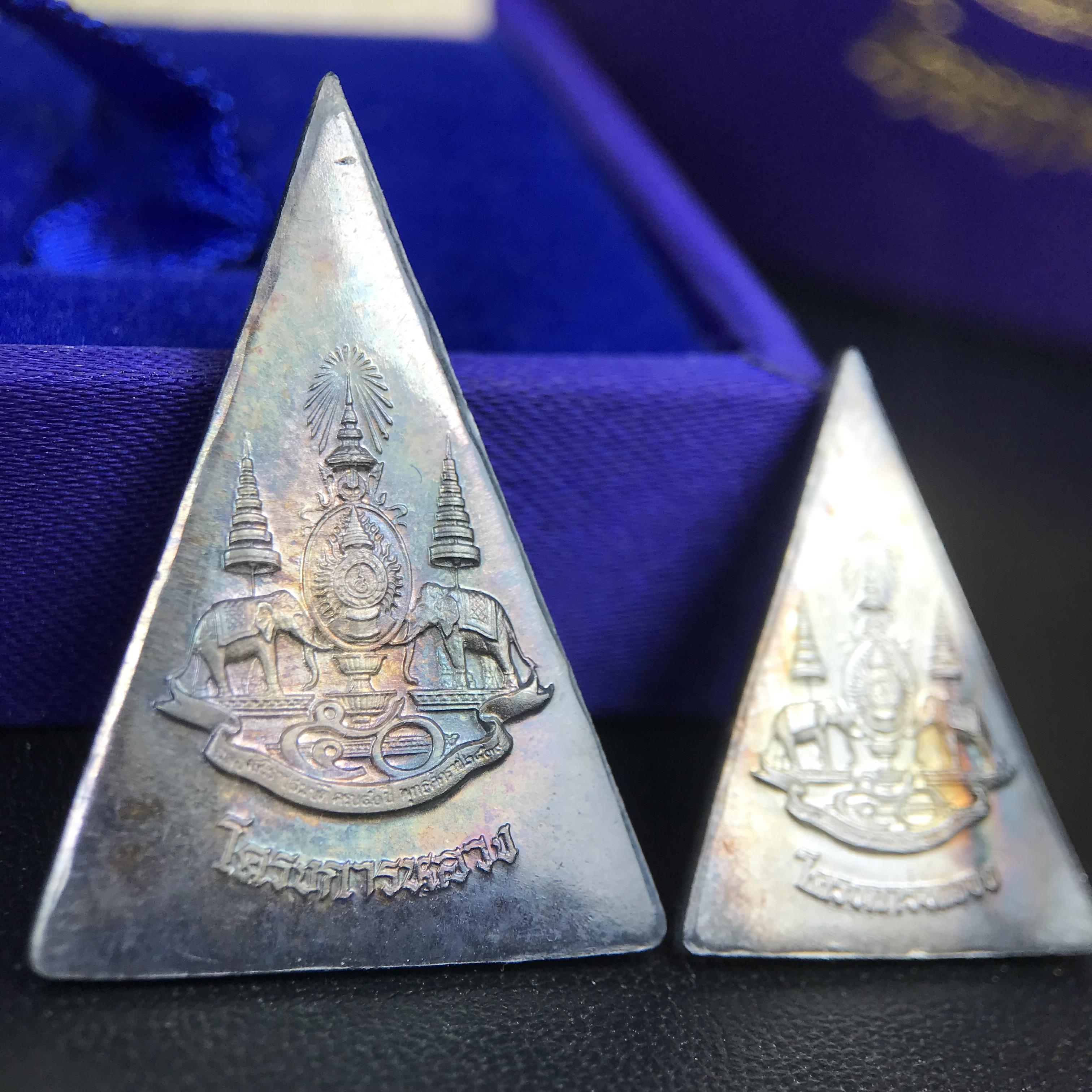 พระพุทธนวราชบพิตร พระพิมพ์จิตรลดา โครงการหลวง ปี2539 (พิมพ์ใหญ่+พิมพ์เล็ก) เนื้อเงินผิวเดิมขึ้นสีรุ่ง สวย แบบนิยมพร้อมกล่องบรรจุเดิม พิธีใหญ่ ปลุกเสกวัดพระแก้ว(1ชุด 2 องค์)