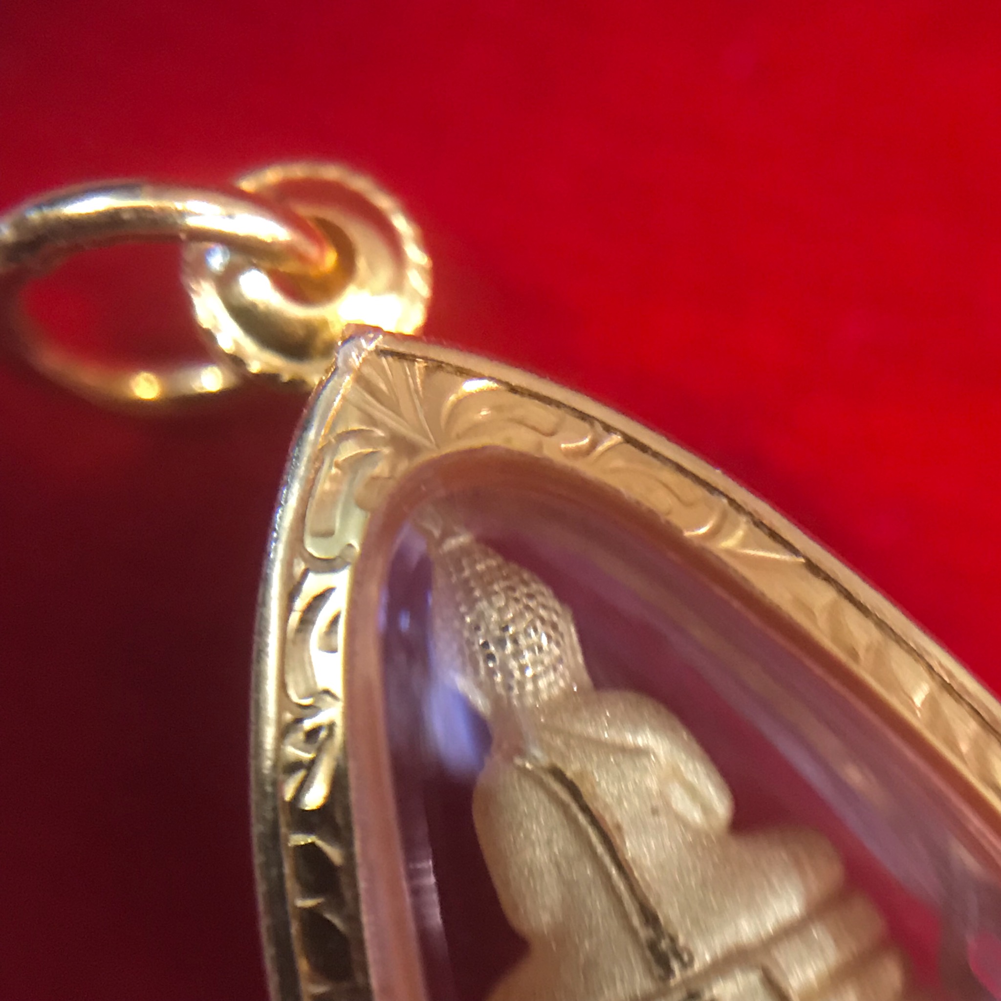 หลวงพ่อโสธร รุ่นดวงชะตาคู่ชีวิต ปี2547 วัดโสธรวรารามวรวิหาร พิมพ์รูปหล่อจิ๋ว เนื้อทองคำ มาพร้อมเลี่ยมกรอบทองคำแท้ อย่างดี พร้อมกล่องเดิมจากทางวัด