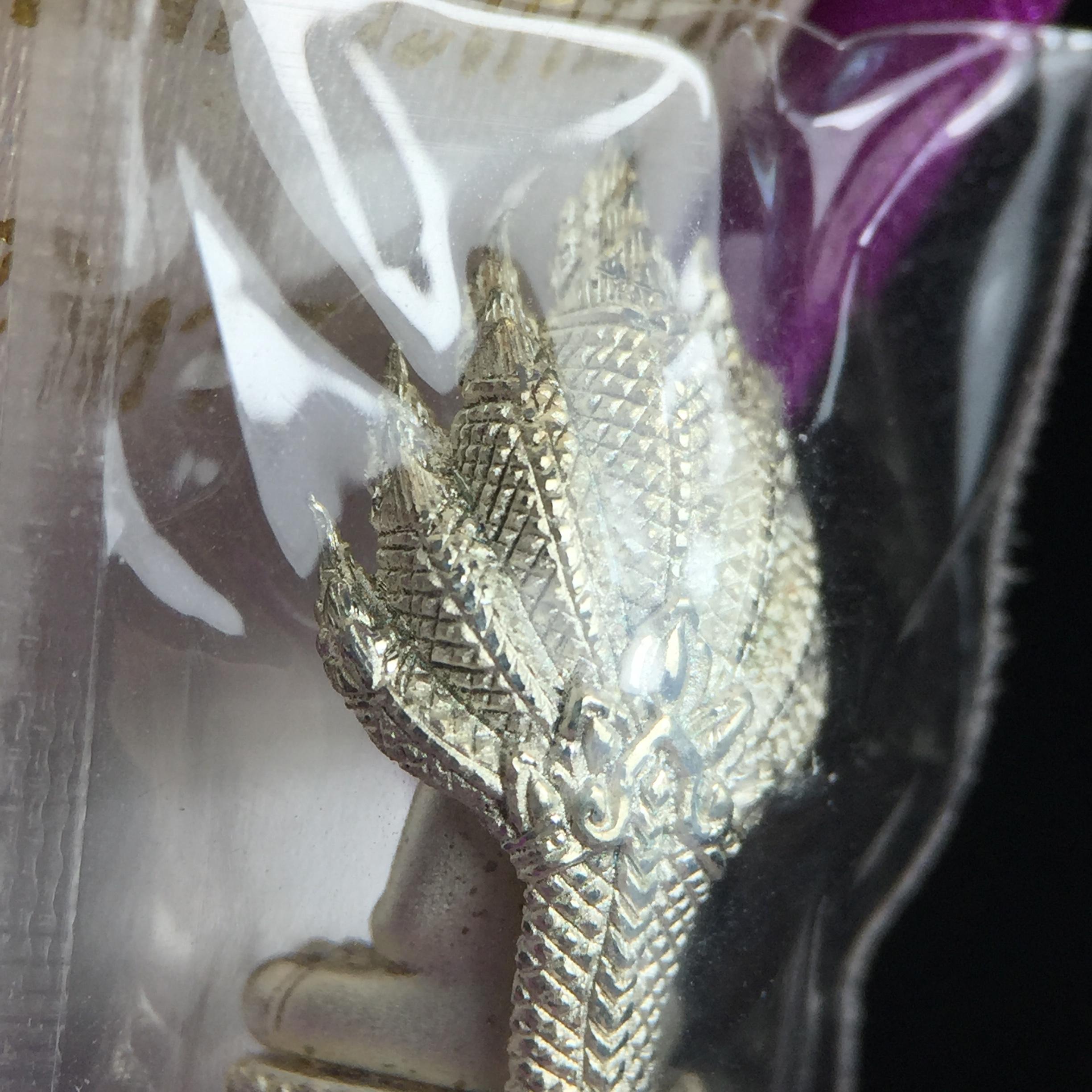 พระนาคปรก สธ. รุ่นสร้างพระอุโบสถเฉลิมพระเกียรติ 4 รอบ 84 พรรษา สมเด็จพระเทพรัตนราชสุดาฯ วัดบวรนิเวศวิหาร ปี 2543 พิมพ์เล็ก เนื้อเงินบริสุทธิ์ แบบพ่นทรายขัดเงาบางส่วน(สภาพ สวย ซีนซองกล่องบรรจุเดิมครบ)พิธีใหญ่ พุทธศิลป์งดงาม หายาก (1 ใน 2999 องค์)