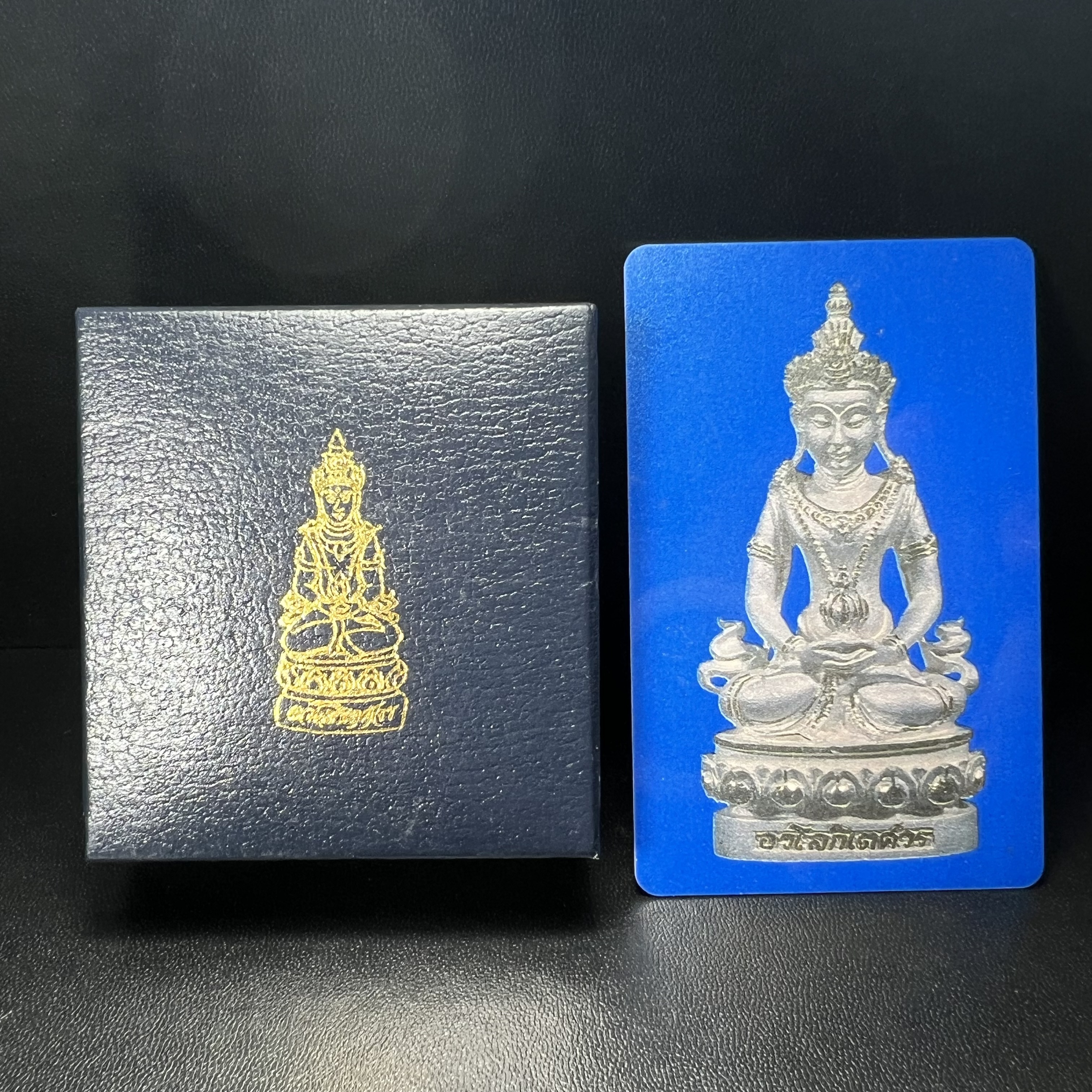 พระกริ่งอวโลกิเตศวร ( เจ้าแม่กวนอิม ) วัดโพธิ์แมนคุณาราม รุ่นอุดมโภคทรัพย์ พ.ศ.2539 เนื้อเงินพ่นทราย(ผิวเดิม ขึ้นสีรุ้งธรรมชาติ แบบนิยม เสน่ห์ของพระเนื้อเงิน) (พร้อมกล่องบรรจุการ์ดใบรับรองเดิมครบ)(อีกหนึ่งรุ่นยอดนิยม พุทธศิลป์สวยงดงาม)หายาก 1 ใน 5000 องค์