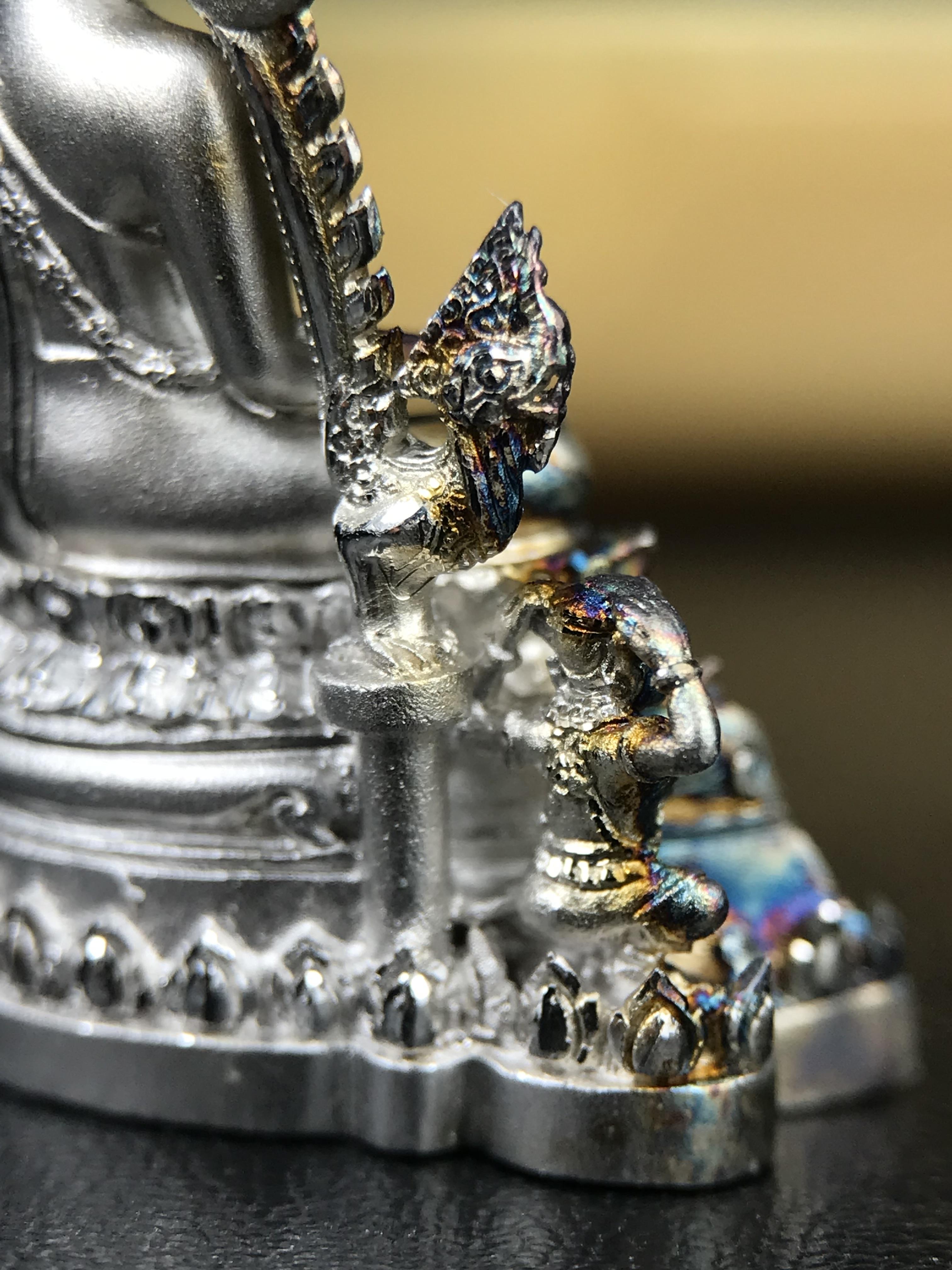 พระพุทธชินราช ภปร. 84 พรรษา ปี 2554 พิมพ์กลางขนาดหน้าตัก 1/2 นิ้ว(สูง 3.8 ซม.) เนื้อเงินชุบทองคำขาว(สภาพผิวเดิมสวย ขึ้นสีรุ้งธรรมชาติ แบบนิยม สวยมาก) (พระราชทานมวลสาร จิตรลดาและเส้นพระเจ้า(เส้นผม)รัชกาลที่9)พุทธศิลป์ทรงคุณค่าอีกหนึ่งรุ่นยอดนิยม