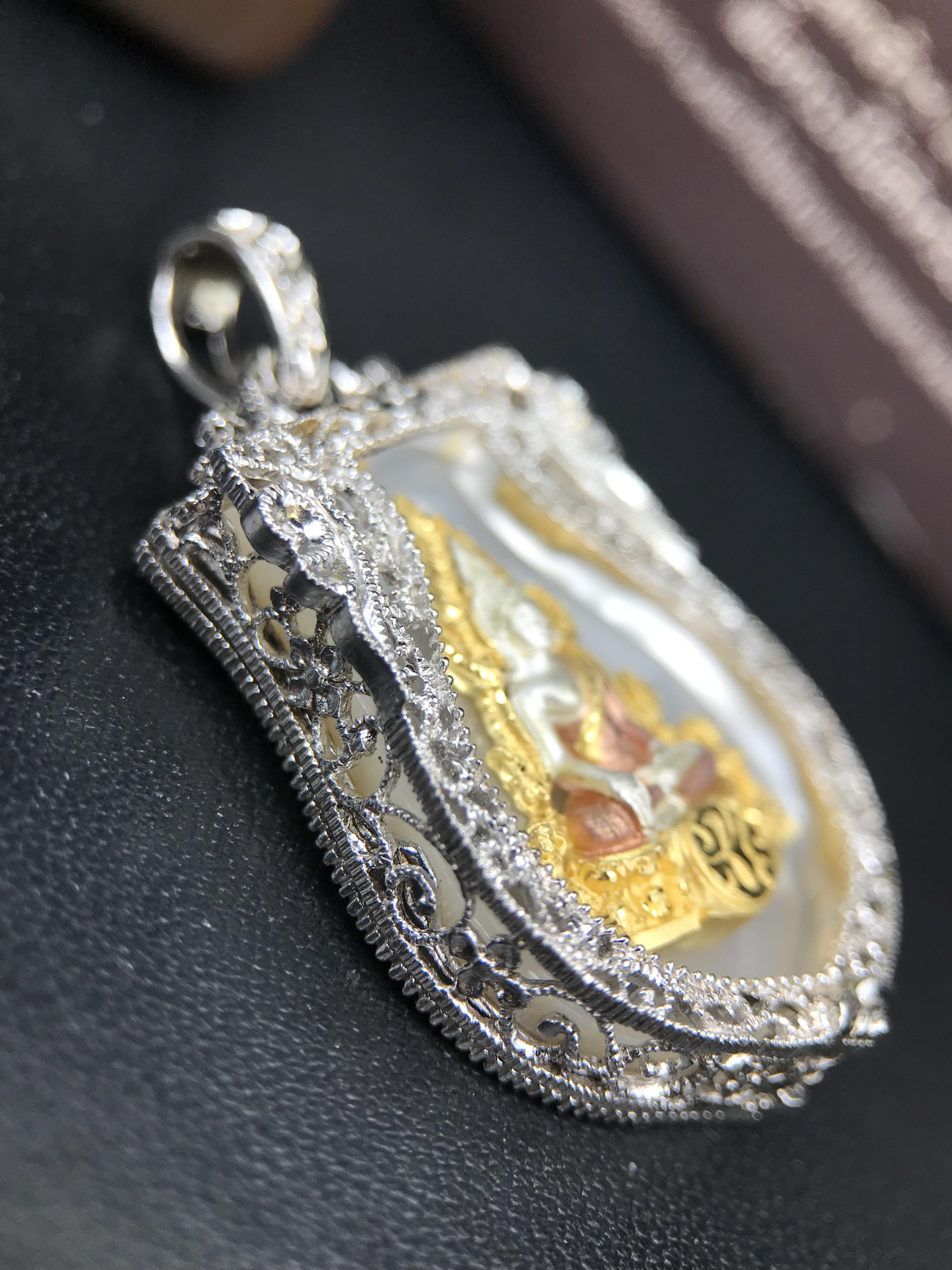 พระพุทธชินราช ภปร. โครงการ "เพราะแผ่นดินนี้ คือ แผ่นดินเกิด" ปี2548(รุ่นแรก) เหรียญทรงเสมา ขนาด 21 x 29 มม.เนื้อเงินสามกษัตริย์ องค์พระชุบสามกษัตริย์ ล้อมด้วยกรอบเงินชุบทองคำขาวสลักเสลาเป็นลวดลายละเอียดอ่อน ส่วนพื้นองค์พระเป็นเปลือกหอยมุขงดงาม