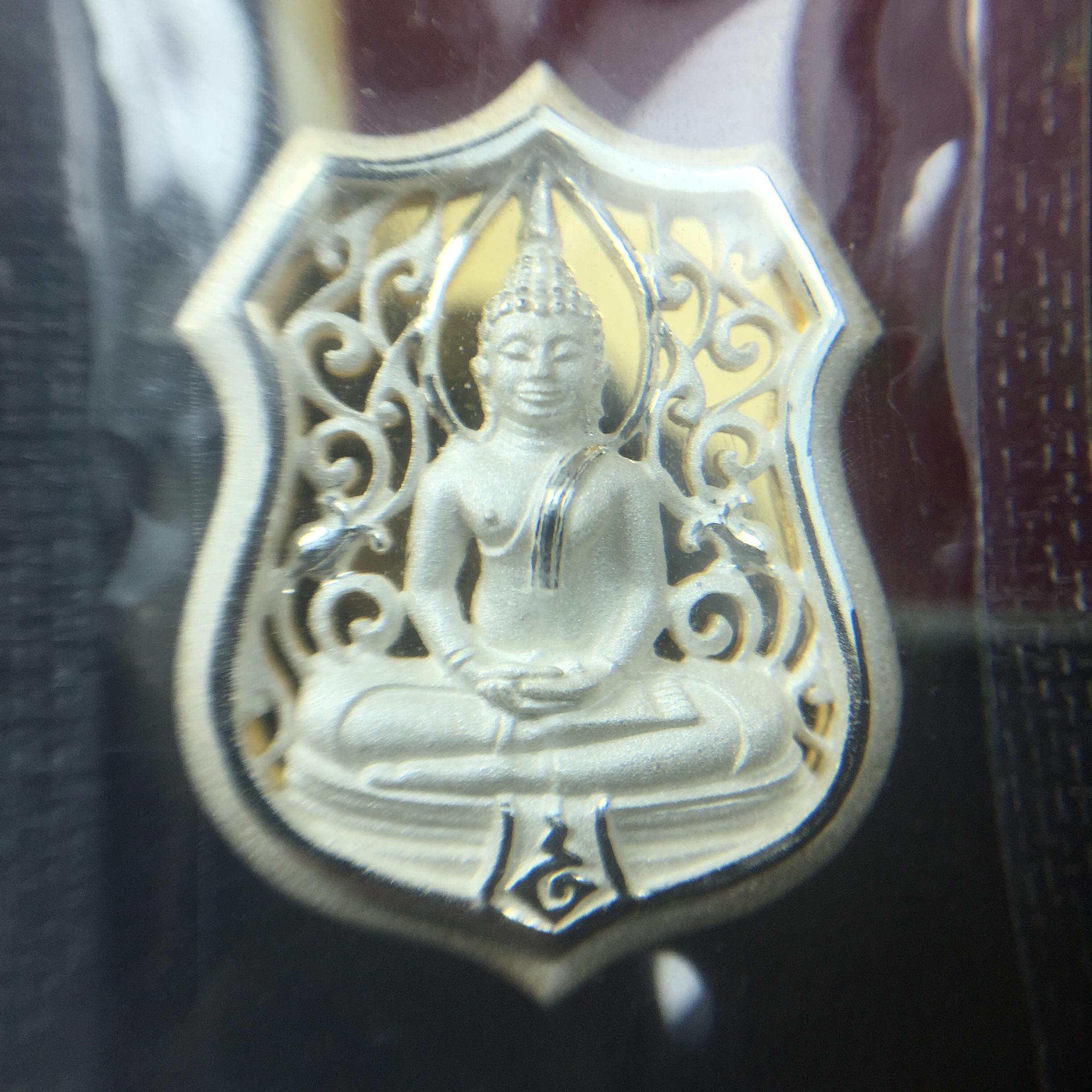 เหรียญหล่อฉลุลายพระพุทธโสธรทรงอาร์มลายกนก เนื้อเงินบริสุทธิ์พ่นทรายนวลขัดเงา(แผ่นกลางทองคำ) พิมพ์เล็ก สูง 2.1 ซม. รุ่น "ทูลเกล้ามหามงคล" ปี 2544(สภาพคัดสวยซีนซองเดิมกล่องบรรจุเดิมครบสมบูรณ์)