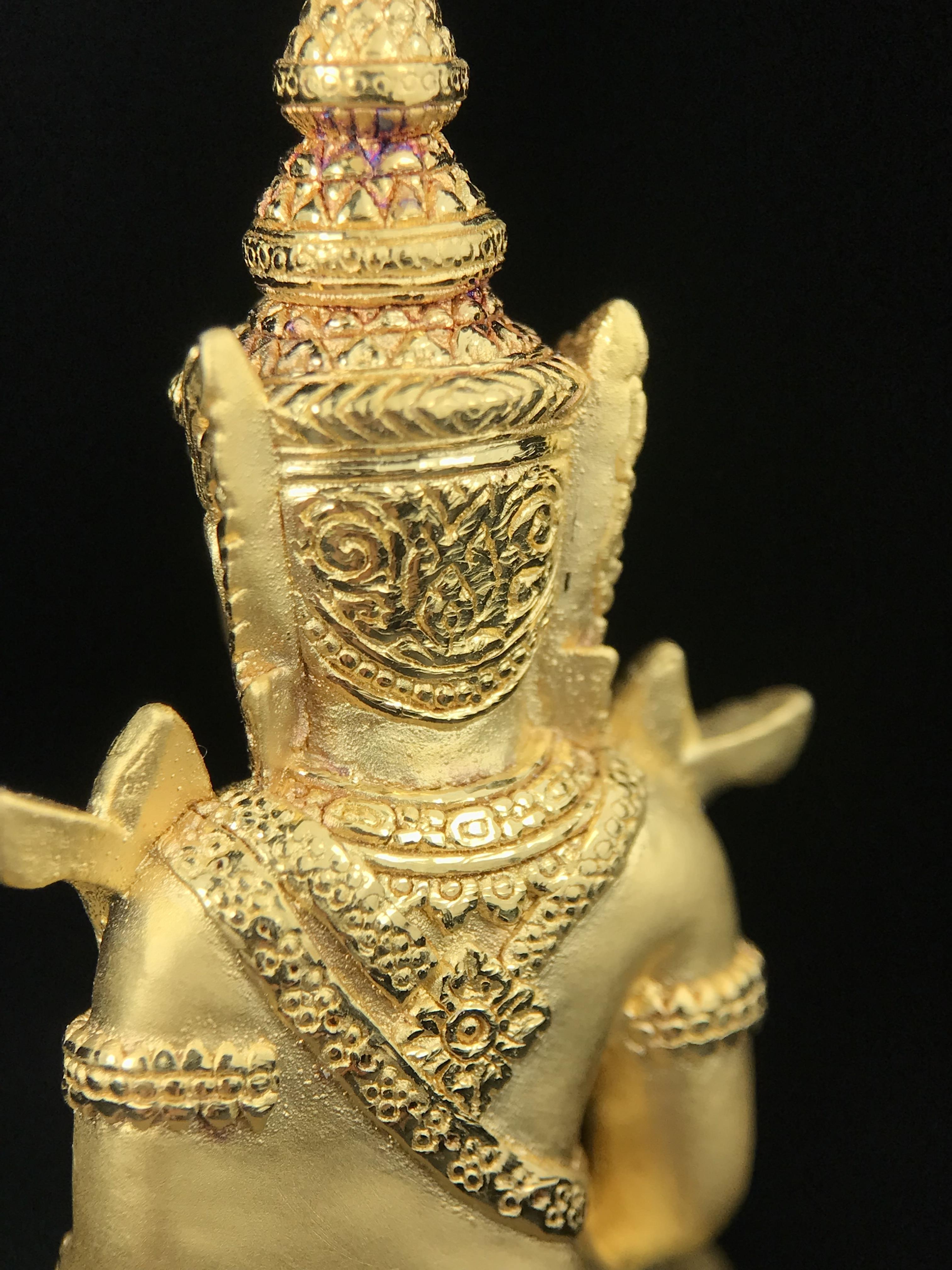 พระแก้วมรกต ภปร.(รุ่นแรก)ปี2545 รุ่นฉลองกรุงรัตนโกสินทร์ครบ 220 ปี หล่อลอยองค์ เนื้อทองคำบริสุทธิ์99.99% ขนาดบูชา 50*90 มม.(องค์หมายเลข ๗๘๙)(เลขมังกร 789 พลังแห่งความ มั่งคั่ง ร่ำรวย อำนาจ บารมี)สุดยอดมงคลแผ่นดินที่ควรเก็บรักษา บูชาเป็นมงคลชีวิต(หายากมาก)