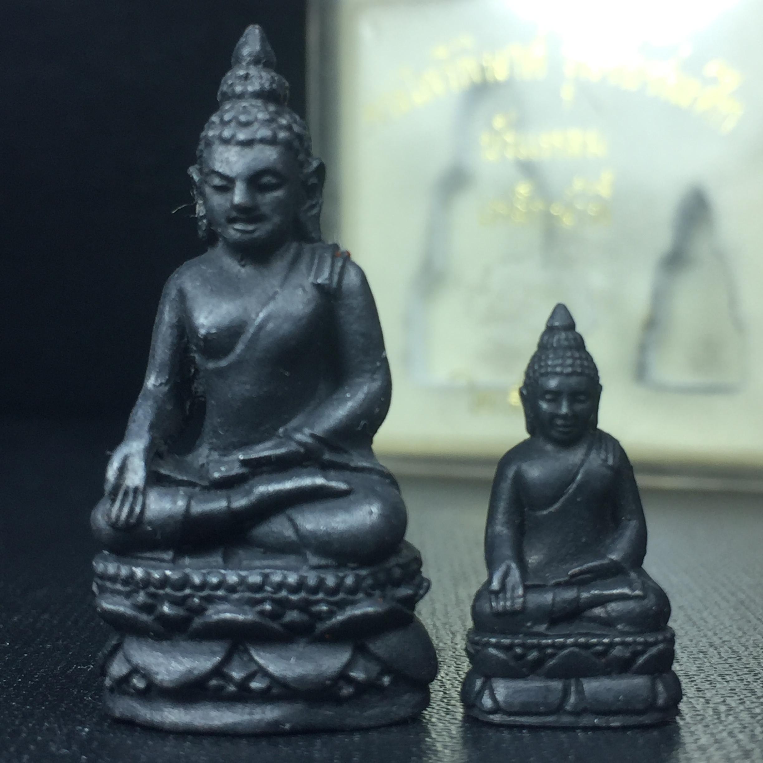 พระไพรีพินาศ วัดบวรนิเวศวิหาร รุ่นชัยชนะศึก ปี2546 พิมพ์บัวแหลม เนื้อเหล็กน้ำพี้(นิยม) (สภาพสวยพร้อมกล่องบรรจุเดิมครบสมบูรณ์)(พระดี พิธีใหญ่ มวลสารเด่น รุ่นนิยม)