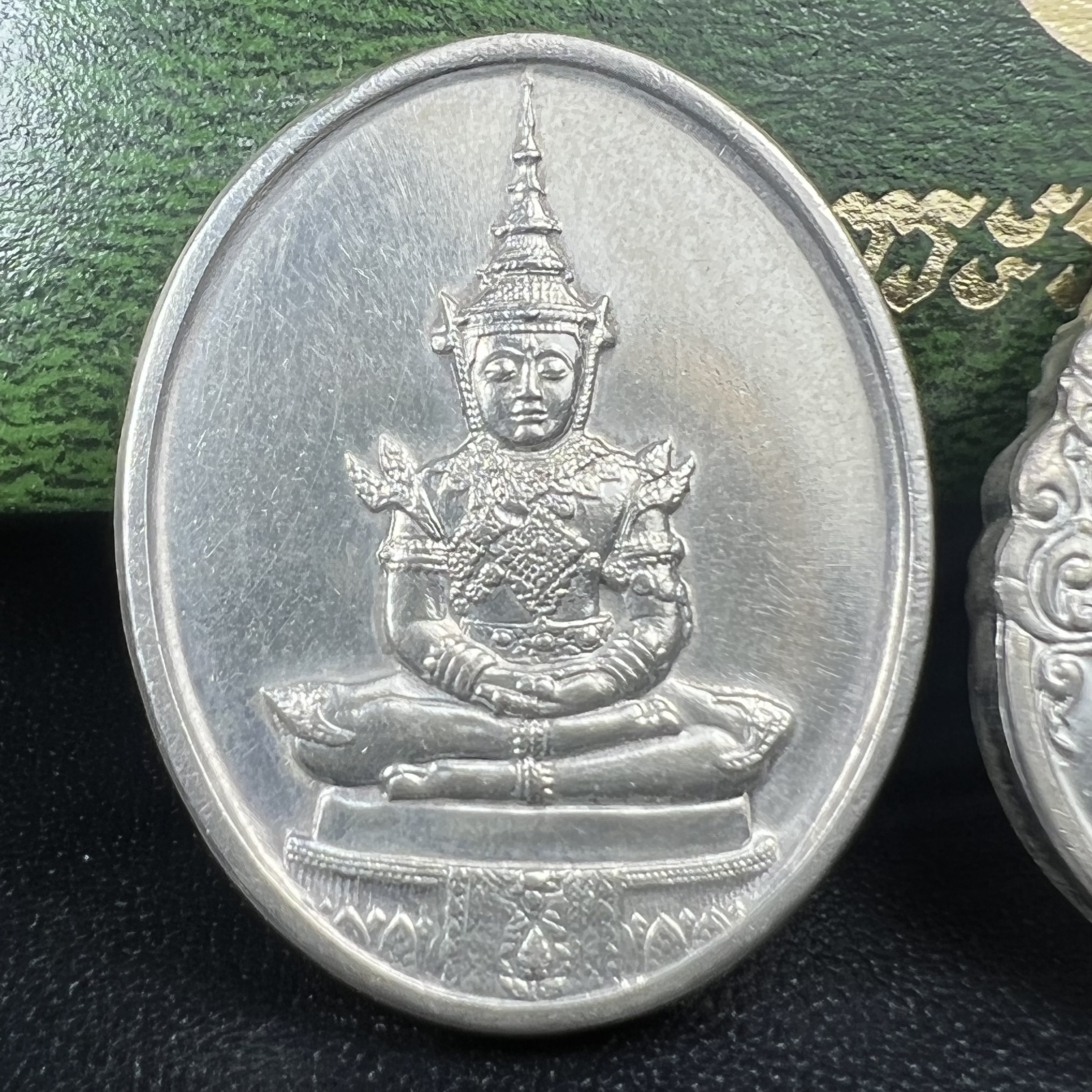 เหรียญพระแก้วมรกตหลัง ภปร ฉลองกรุงรัตนโกสินทร์ครบ 200 ปี พ.ศ.2525 เนื้อเงินกล่องบรรจุเดิมครบ3พิมพ์(บล็อกพระราชศรัธา)(ในหลวงรัชกาลที่9 เสด็จในพิธี)