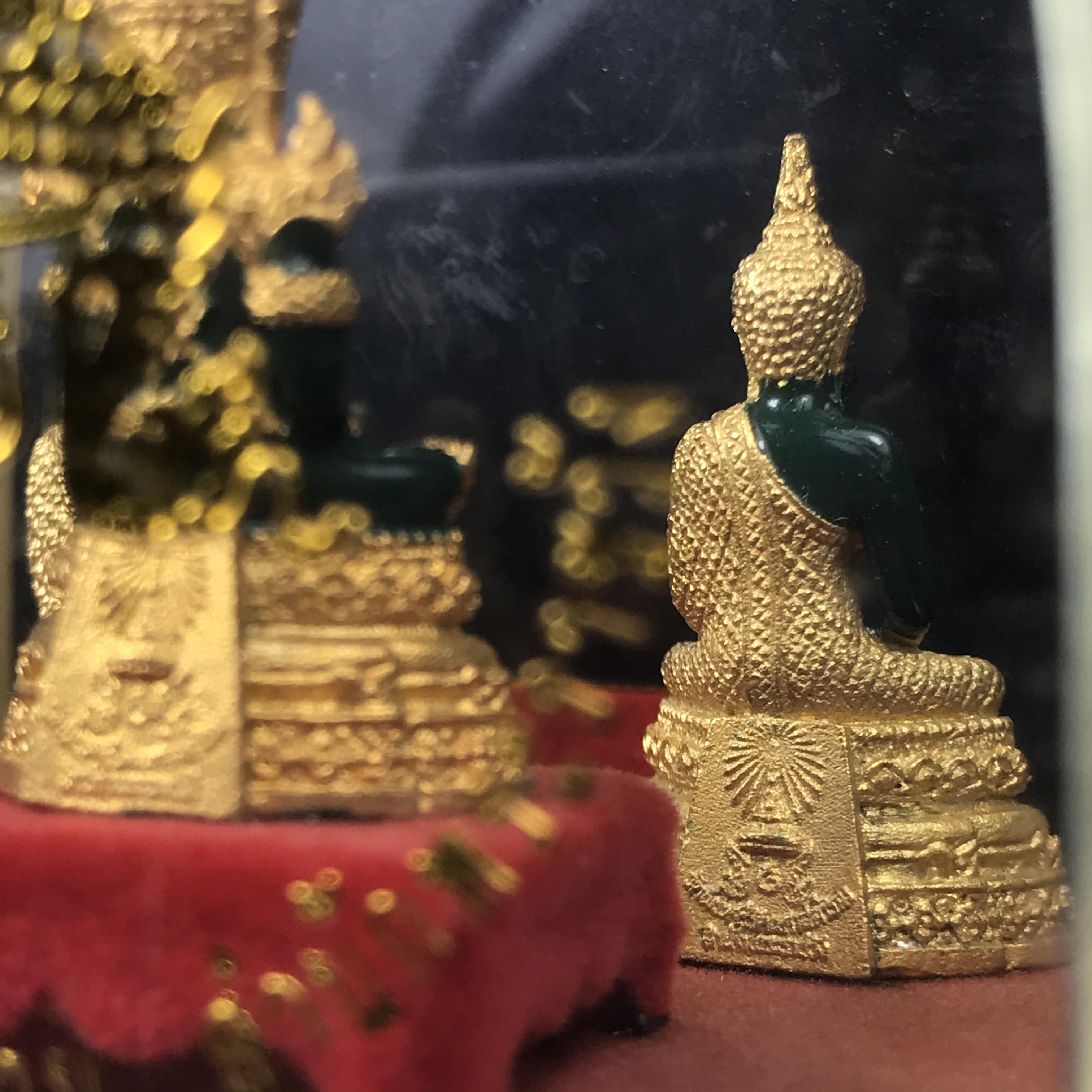 พระพุทธมหามณีรัตนปฏิมากร(พระแก้วมรกต) วัดพระศรีรัตนศาสดาราม สำนักพระราชวัง จัดสร้าง พิมพ์ทรงเครื่อง 3 ฤดู(ร้อน ฝน หนาว) หน้าตัก 1 นิ้วพร้อมครอบตู้เดิม(บรรจุมวลสารใต้ฐาน)