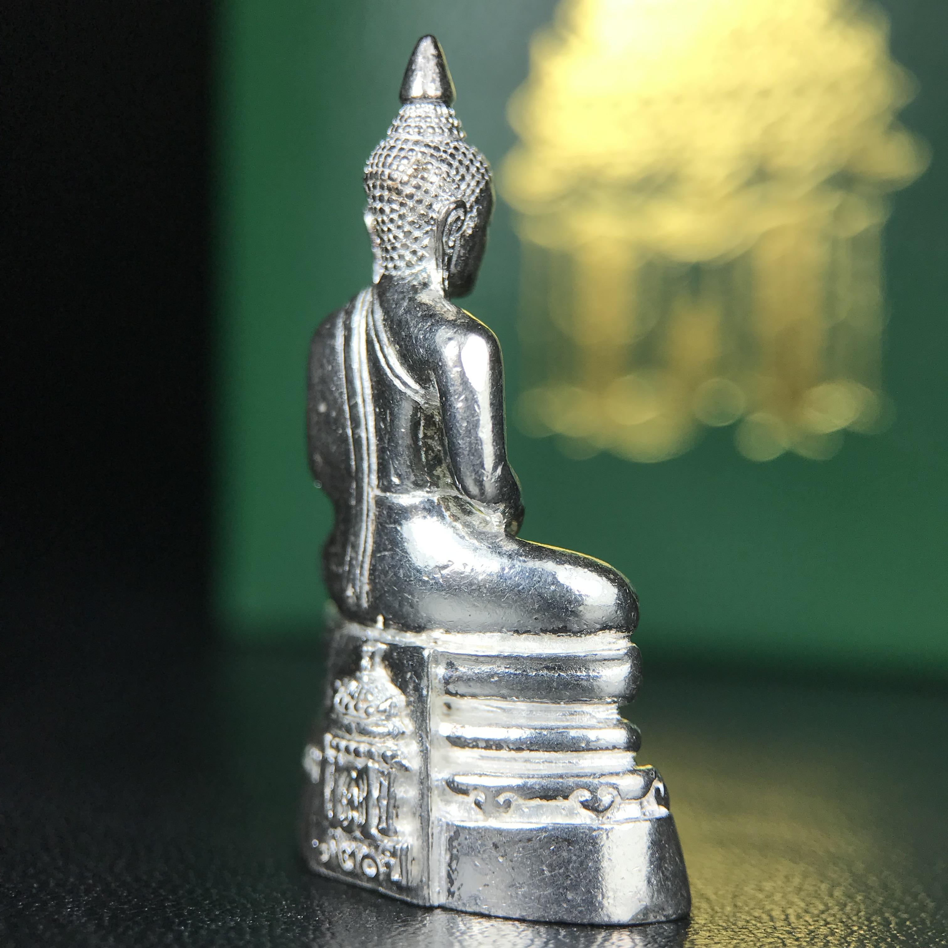 พระพุทธโสธร รุ่น กศก. 120 ปี เนื่องในโอกาสครบ 120 ปี กรมศุลกากร กระทรวงการคลัง จัดสร้าง ปี 2537 เนื้อเงินบริสุทธิ์ 99.9% ผิวขัดเงา(งานบริษัท แพรนด้า จิวเวลรี่)สวยงดงาม ทรงคุณค่า