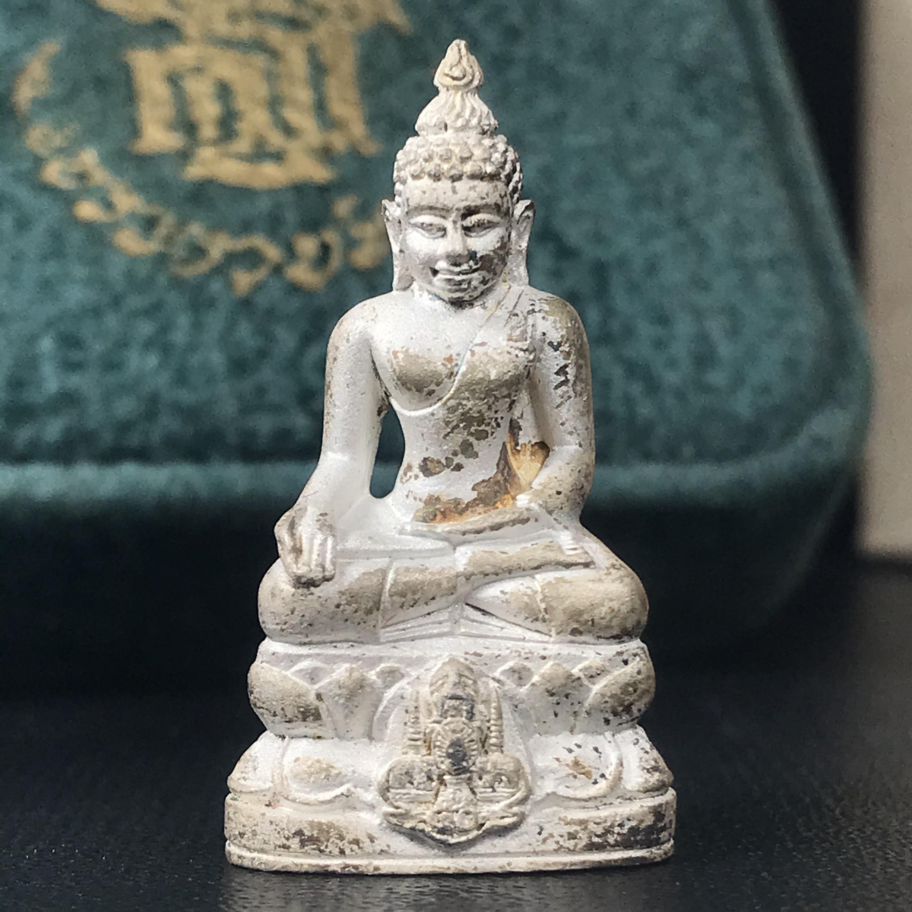 พระกริ่งไพรีพินาศ ครองสิริราชสมบัติครบ 50 ปี พ.ศ.2540 เนื้อเงิน ผิวเดิมสวย ครบ สมบูรณ์ ชุดพระราชทาน(หายาก)