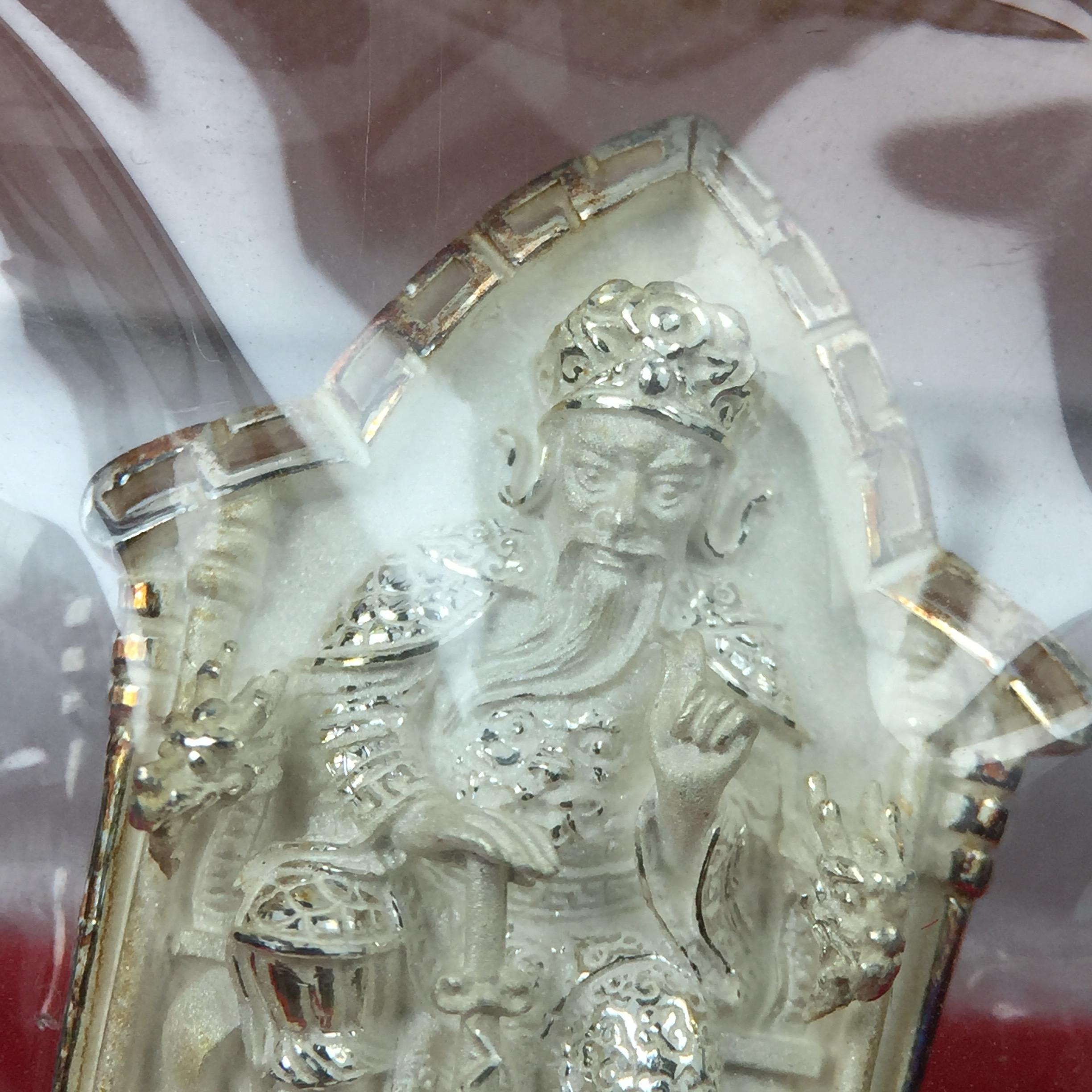 เหรียญรูปเหมือนเจ้าพ่อเสือ (ตั่วเหล่าเอี๊ย)รุ่นสองแผ่นดิน ปี 2542 หลัง ตราสัญลักษณ์ ภปร. 6รอบ 72 พรรษาในหลวงรัชกาลที่9 เสือคาบดาบ เหรียญหล่อ 3 มิติ เนื้อเงิน พิมพ์ใหญ่ ปลุกเสก ณ วัดมังกรกมลาวาส(เล่งเน่ยยี่)สภาพสวยซีนซองเดิมกล่องครบเดิม