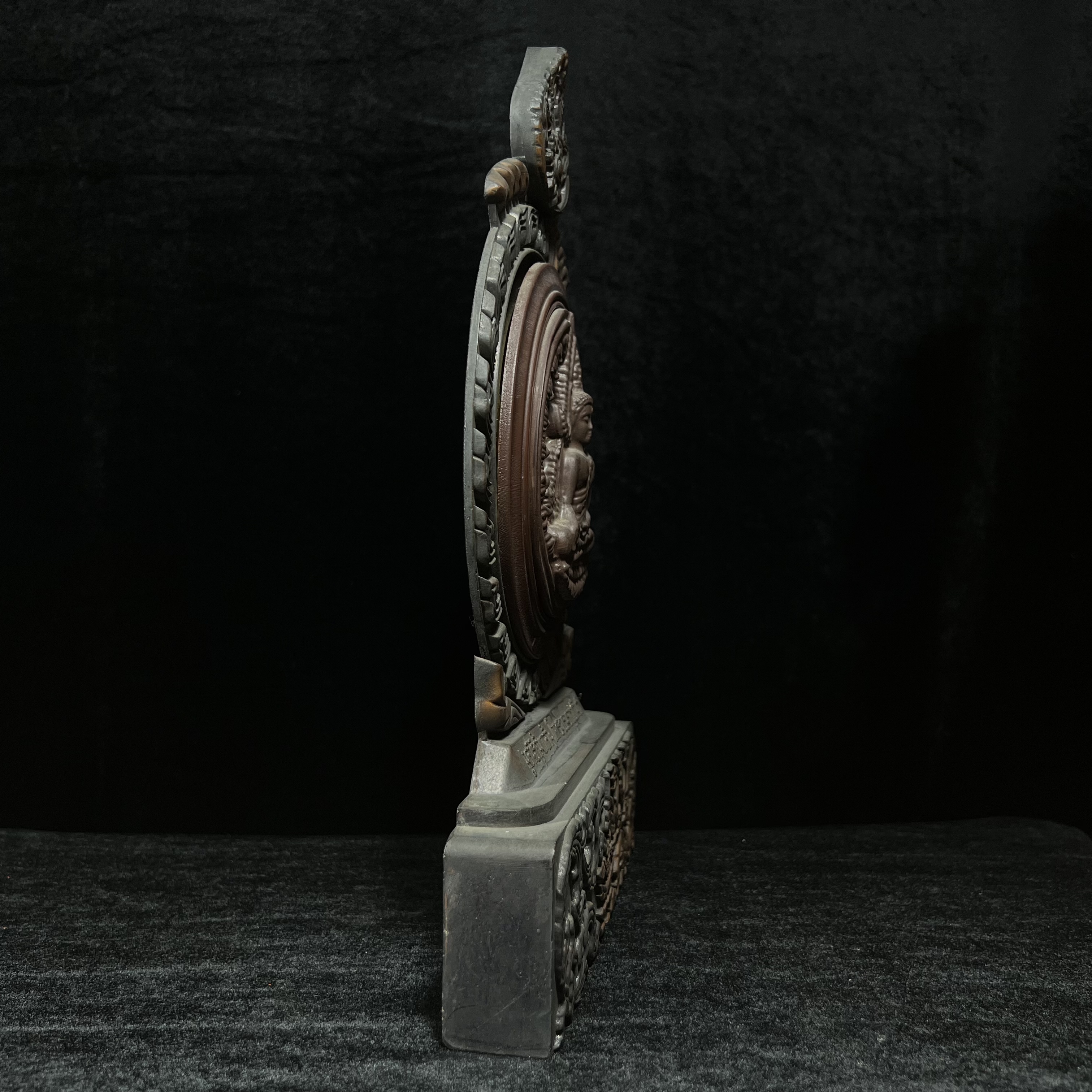 แผ่นโล่พระพิมพ์พระพุทธชินราชขนาดบูชา(กรรมการ) จำลองในแบบคล้ายนวโลหะเนื้อรีจิท พร้อมฐานโลหะกรอบซุ้มลายกนก ขนาดบูชาสูง13*8.5 นิ้ว วัตถุมงคลคุ้มเกล้าฯ มหามงคล รัชกาลที่ 9 จัดสร้างปี 2527 พิธีใหญ่ ยอดนิยมหายาก(พบเจอน้อยมาก)