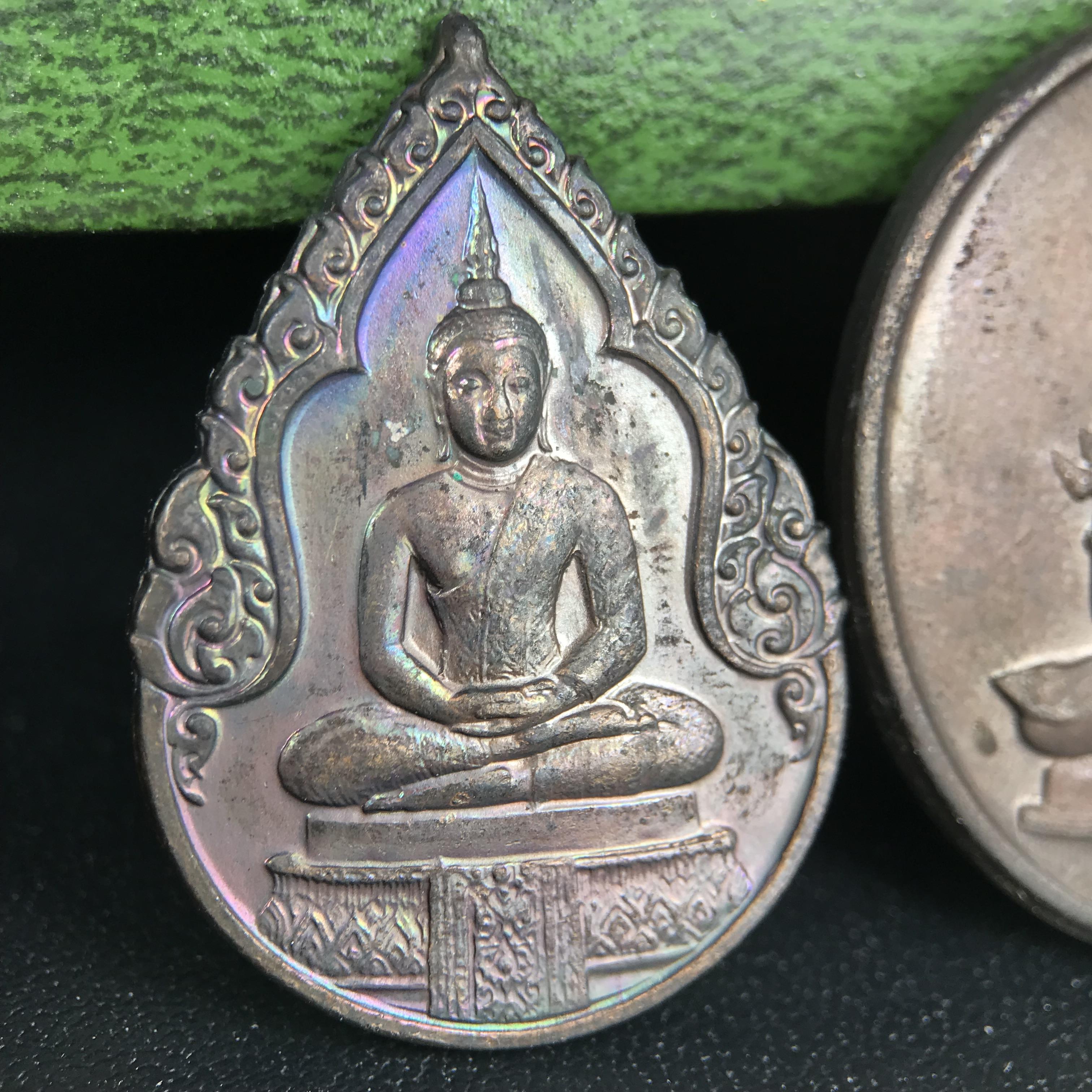 เหรียญพระแก้วมรกตหลัง ภปร. ฉลองกรุงรัตนโกสินทร์ครบ 200 ปี พ.ศ.2525 เนื้อทองแดงกล่องบรรจุเดิมครบ3พิมพ์(บล็อกพระราชศรัธา)(ในหลวงรัชกาลที่9 เสด็จในพิธี)พระคู่บ้านคู่เมือง...พระดี...พิธีใหญ่