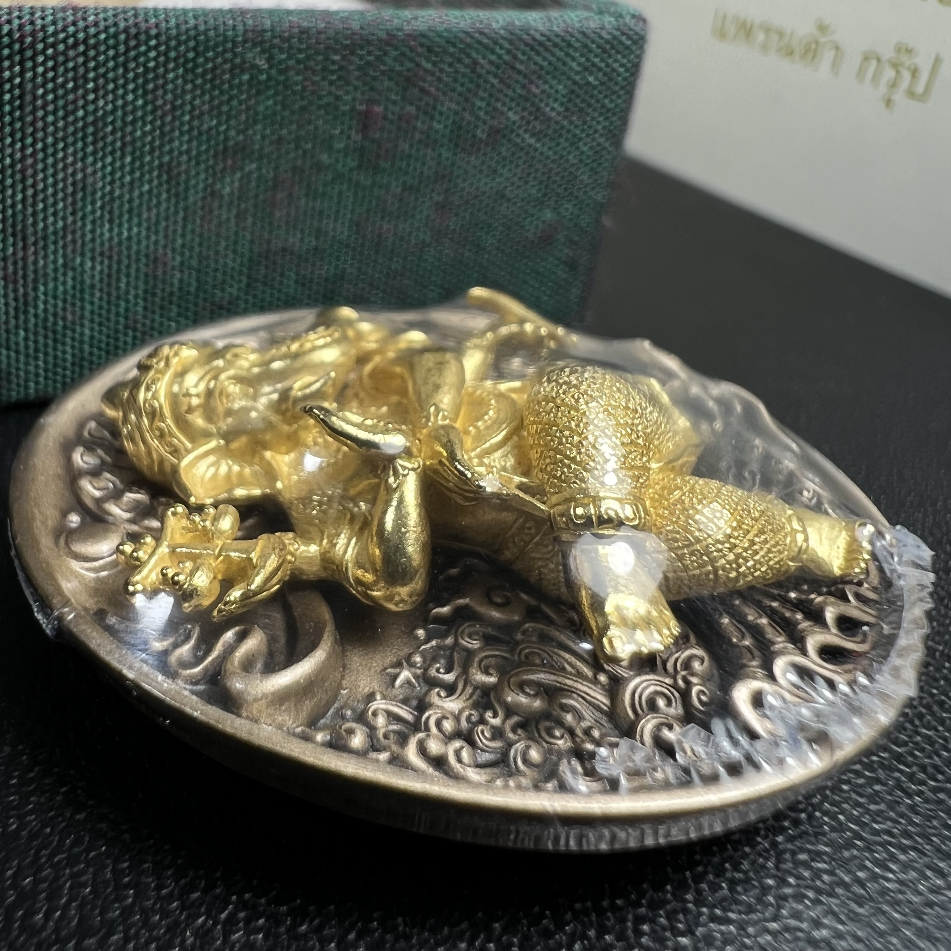 พระพิฆเนศ ประทานศิลป์ ที่ระลึกครบรอบ 50 ปี กลุ่มบ.แพรนด้าจิวเวลรี่ เนื้อบรอน์3กษัตริย์ ออกแบบได้สวยวิจิตรงดงาม ได้อัญเชิญมวลสารอันเป็นมงคลที่ได้ปลุกเสกแล้ว หลอมรวมเป็นเนื้อเดียวกับเหรียญ เพื่อความเป็นศิริมงคล สถิตย์สถาพร สืบไป