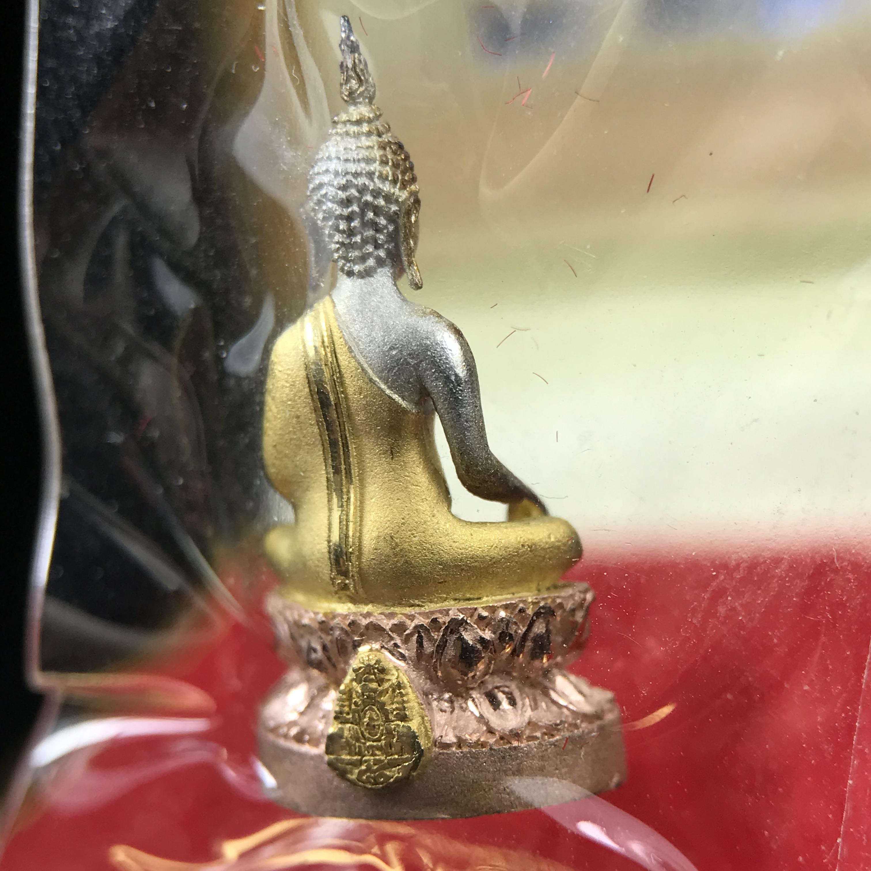 พระชัยวัฒน์พระพุทธนวราชบพิตร ครองสิริราชสมบัติครบ 50 ปี พ.ศ.2540 ขนาดสูง 1.9 ซม. เนื้อเงินสามกษัตริย์(ผิวเดิม)(ซีนซองเดิม) พร้อมกล่องบรรจุเดิมครบสมบูรณ์ 1ใน 9500 องค์(พุทธนวราชบพิตร นิมิตรหมายแห่งความสามัคคี ด้วยไมตรีแห่งองค์พระภูมิพล)