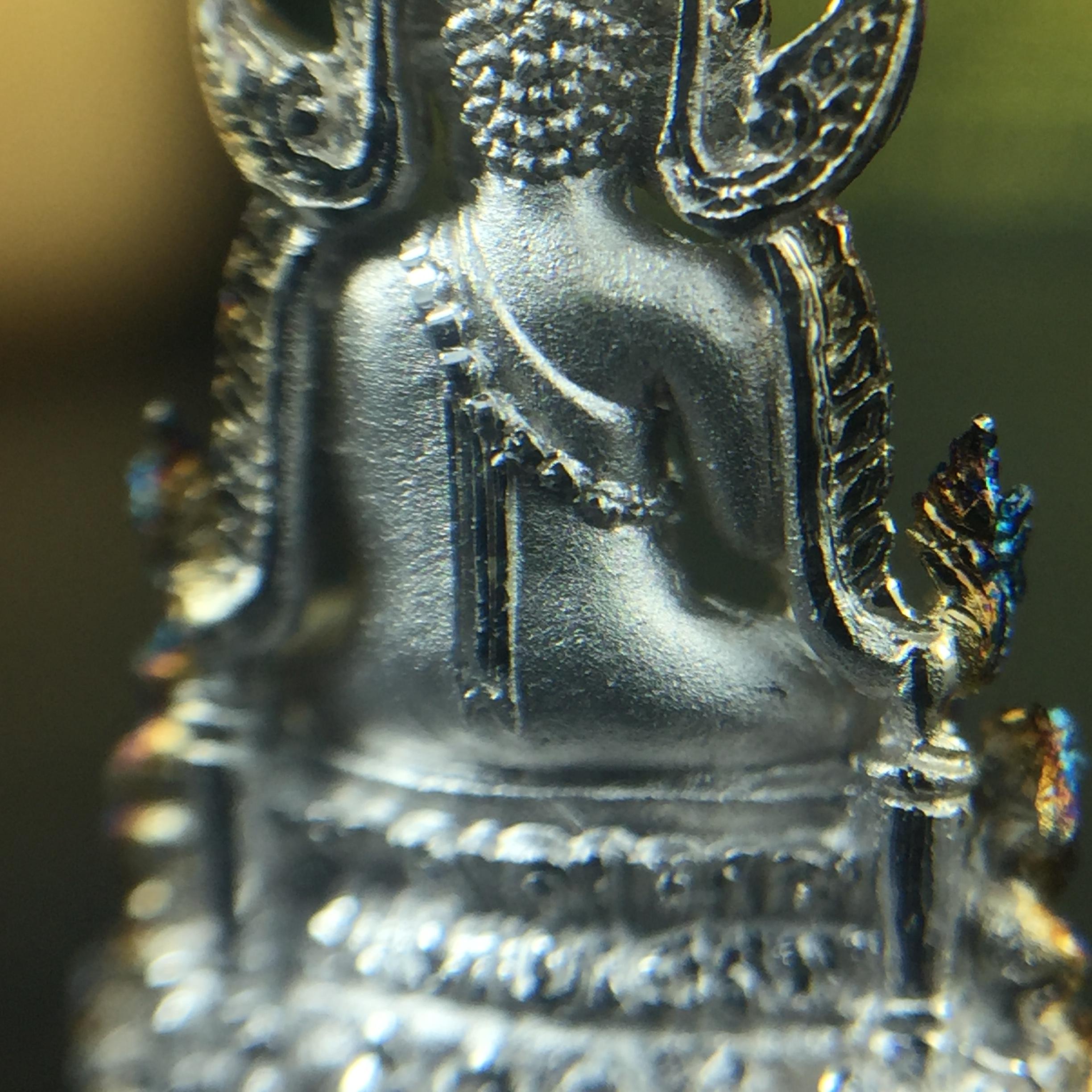 พระพุทธชินราช(จำลอง) ภปร. 84 พรรษา เนื้อเงินชุบทองคำขาว พิมพ์เล็กขนาดหน้าตัก 1/4 นิ้ว (สภาพผิวเดิมสวย ขึ้นสีรุ้งธรรมชาติ แบบนิยม)(พระราชทานมวลสาร จิตรลดาและเส้นพระเจ้า(เส้นผม))