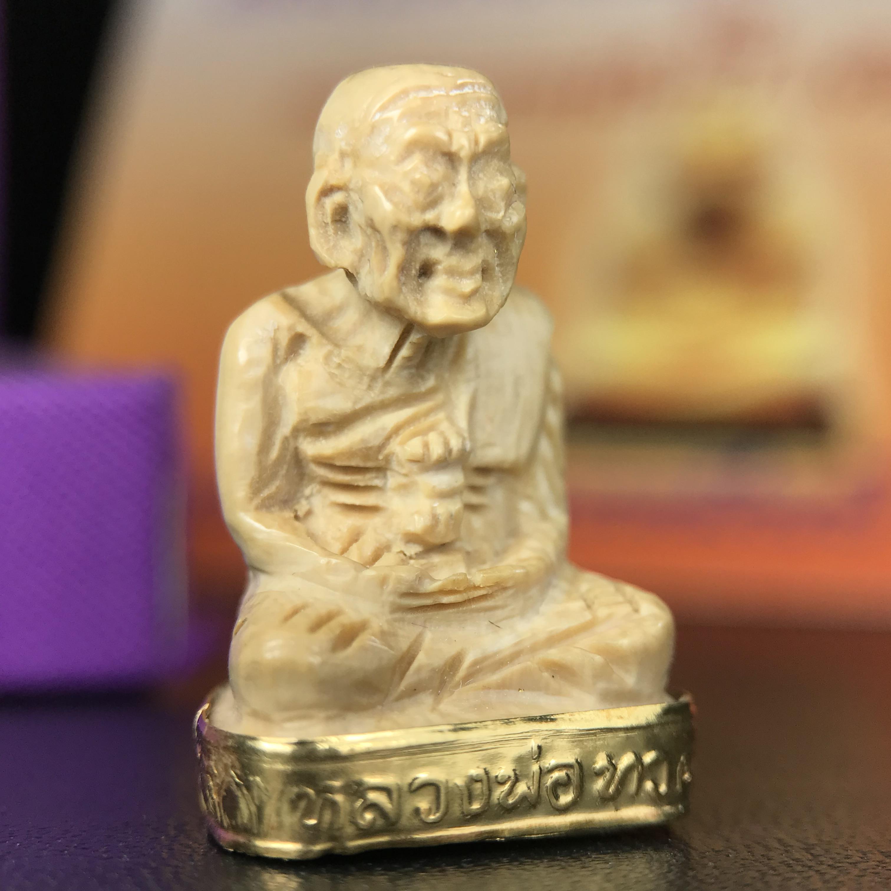 สมเด็จหลวงพ่อทวด รุ่นคชสารหมื่นปี (ศิลปาชีพ) วัดช้างให้ ปี 2541โดยมีท่าน อ.นอง วัดทรายขาว เป็นเจ้าพิธี และมีเกจิร่วมปลุกเสก 108 รูป บรรจุผงว่านเก่าและดินกากยายักษ์(พิมพ์ลอยองค์ฐานทองคำโค๊ตทองคำ)พร้อมกล่องบรรจุและใบรับรองเดิมครบ นิยมหายาก