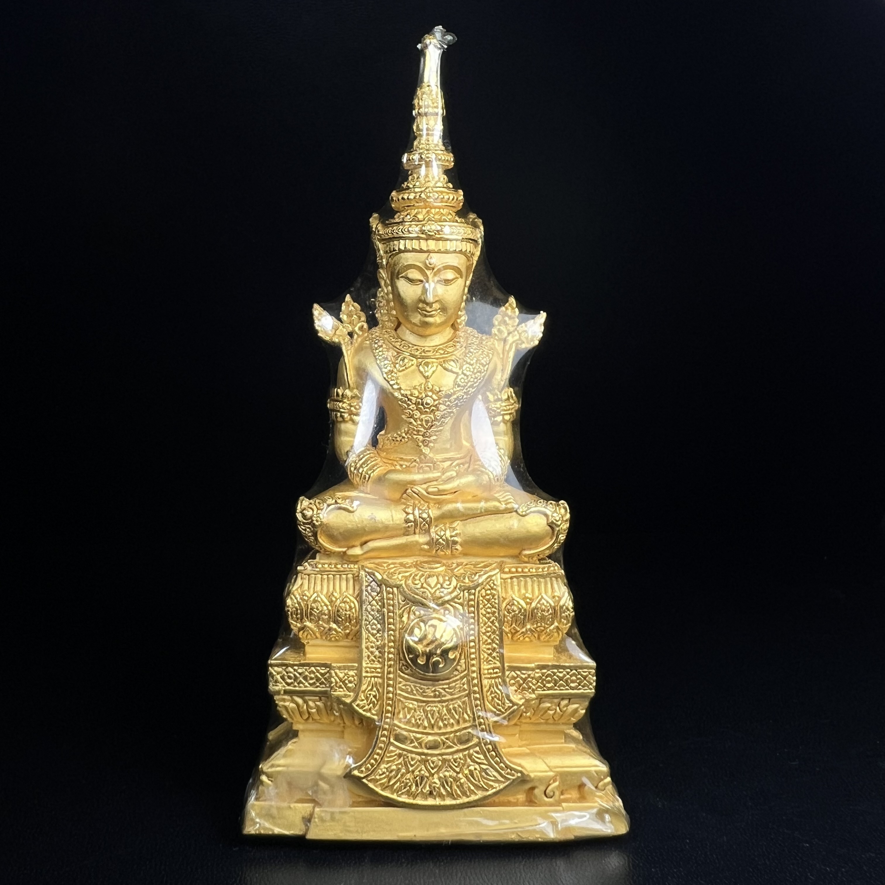พระแก้วมรกต ภปร. ปี2547 จัดสร้างโดย โรงพยาบาลภูมิพลฯ กรมแพทย์ทหารอากาศ ขนาดบูชาหล่อลอยองค์หน้าตัก 2 นิ้ว เนื้อทองคำบริสุทธิ์ 99.99% องค์พระซีนเดิมสวยคงสภาพเดิม(สวยงามและหายากมาก)(1ใน 1000 องค์)