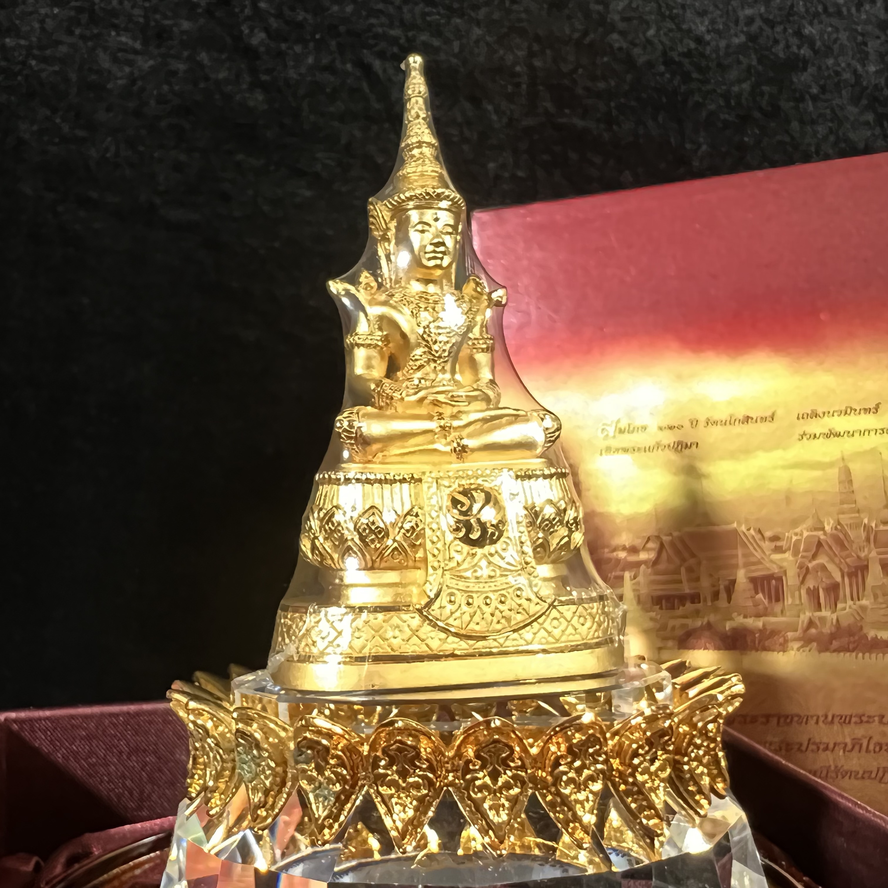 พระแก้วมรกต ภปร.(รุ่นแรก) ปี2545 รุ่นฉลองกรุงรัตนโกสินทร์ครบ 220 ปี หล่อลอยองค์ เนื้อทองคำบริสุทธิ์99.99% ขนาดบูชา 50*90 มม. พร้อมฐานวางครอบแก้วเดิมกล่องบรรจุเดิมครบสมบูรณ์(สวยงามและหายากมาก)(1ใน1000องค์)