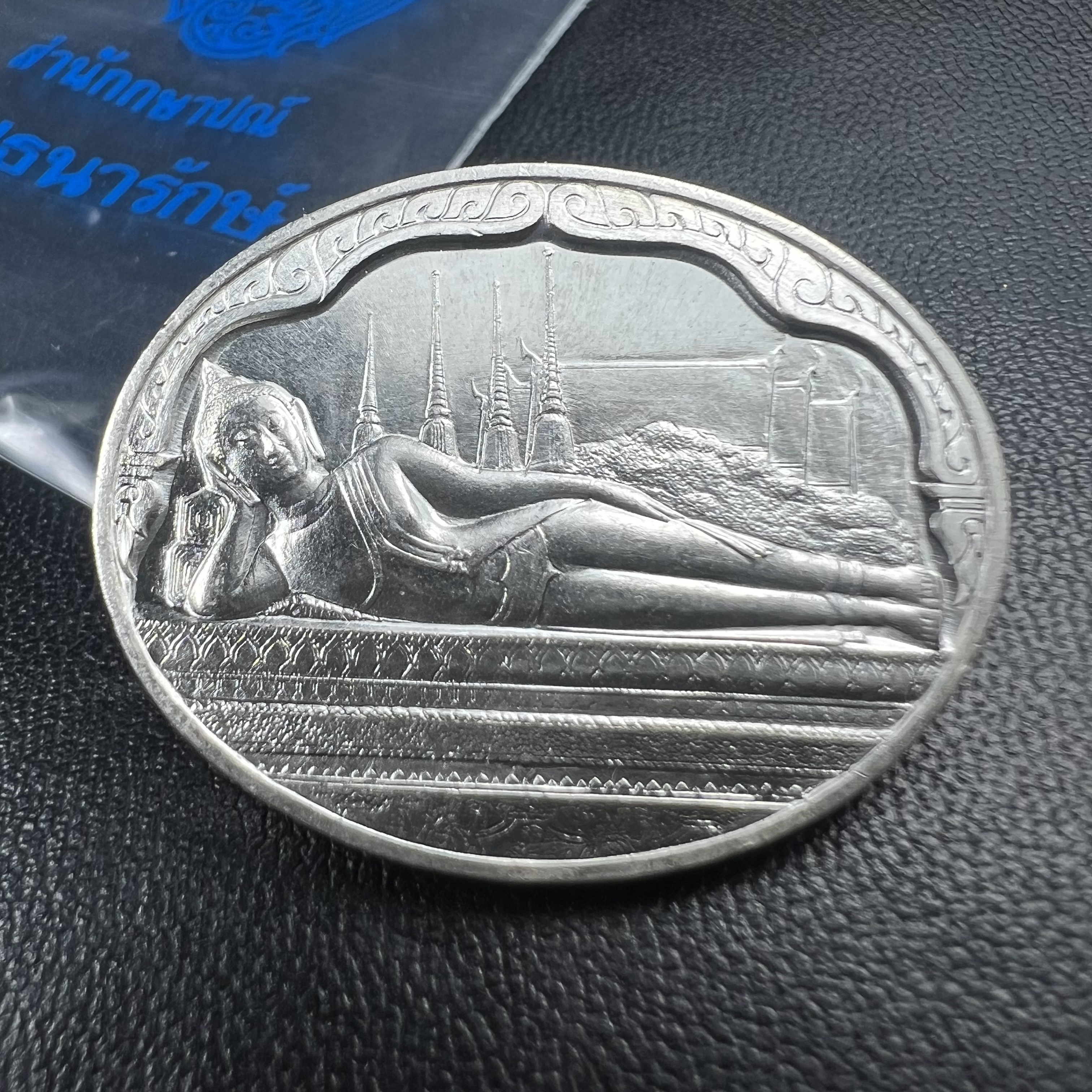 เหรียญพระนอน พระพุทธปรางค์ไสยาสน์ วัดพระเชตุพลวิมลมังคลาราม (วัดโพธิ์) หลัง ภปร. มหามงคลเฉลิมพระชนมพรรษาในหลวงรัชกาลที่9 ครบ 5 รอบ 60 พรรษา ปี 2530 (คัดสภาพสวยซีนซองเดิม)(เนื้อเงินพบเจอน้อยหายาก)เหรียญดี..พิธีใหญ่..พุทธคุณเยี่ยม