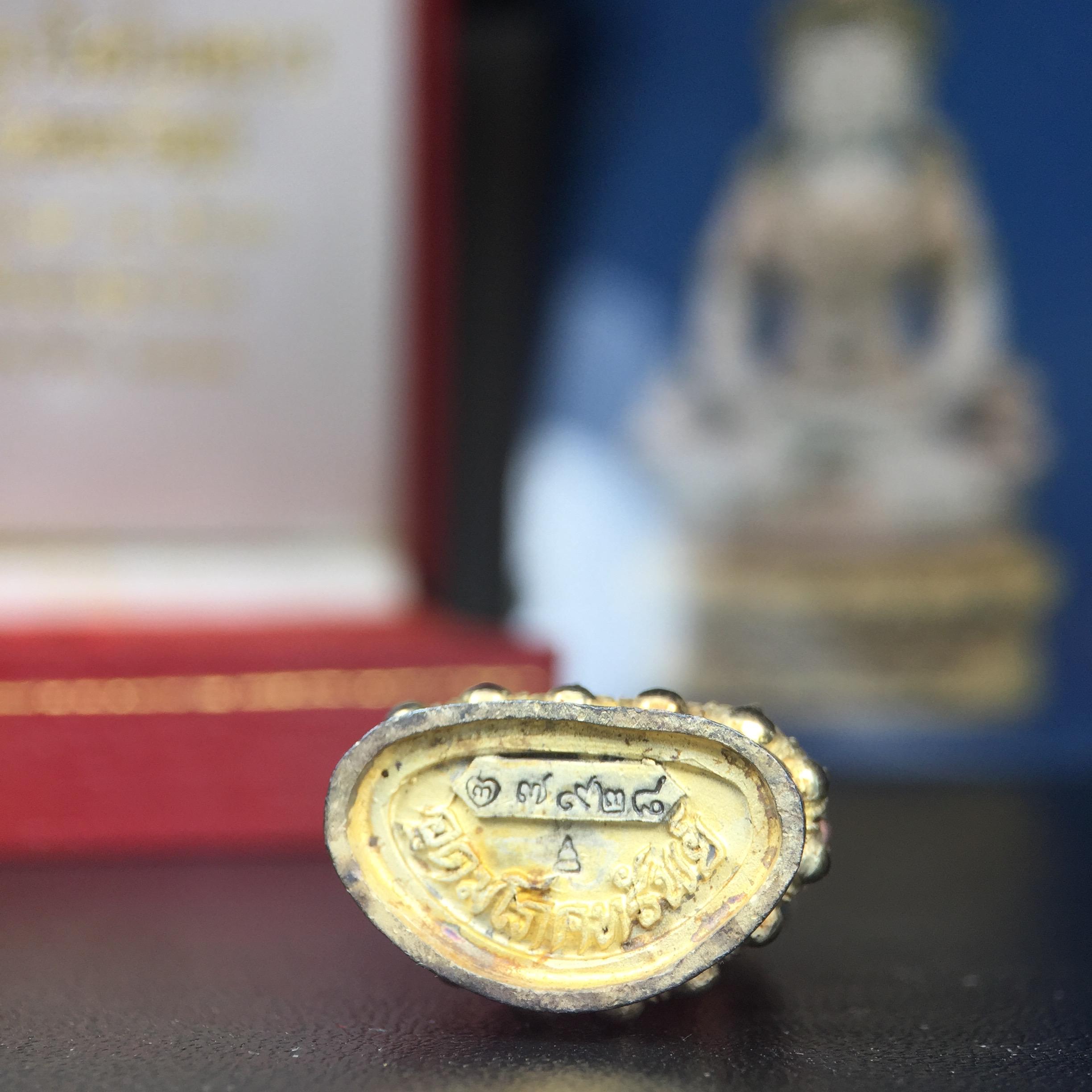 พระกริ่งอวโลกิเตศวร ( เจ้าแม่กวนอิม ) วัดโพธิ์แมนคุณาราม รุ่นอุดมโภคทรัพย์ พ.ศ.2539 เนื้อเงิน 3 กษัตริย์ พ่นทราย(ผิวเดิม ขึ้นสีรุ้งธรรมชาติ แบบนิยม เสน่ห์ของพระเนื้อเงิน) (พร้อมกล่องบรรจุการ์ดใบรับรองเดิมครบ) (อีกหนึ่งรุ่นยอดนิยม พุทธศิลป์สวยงดงาม)