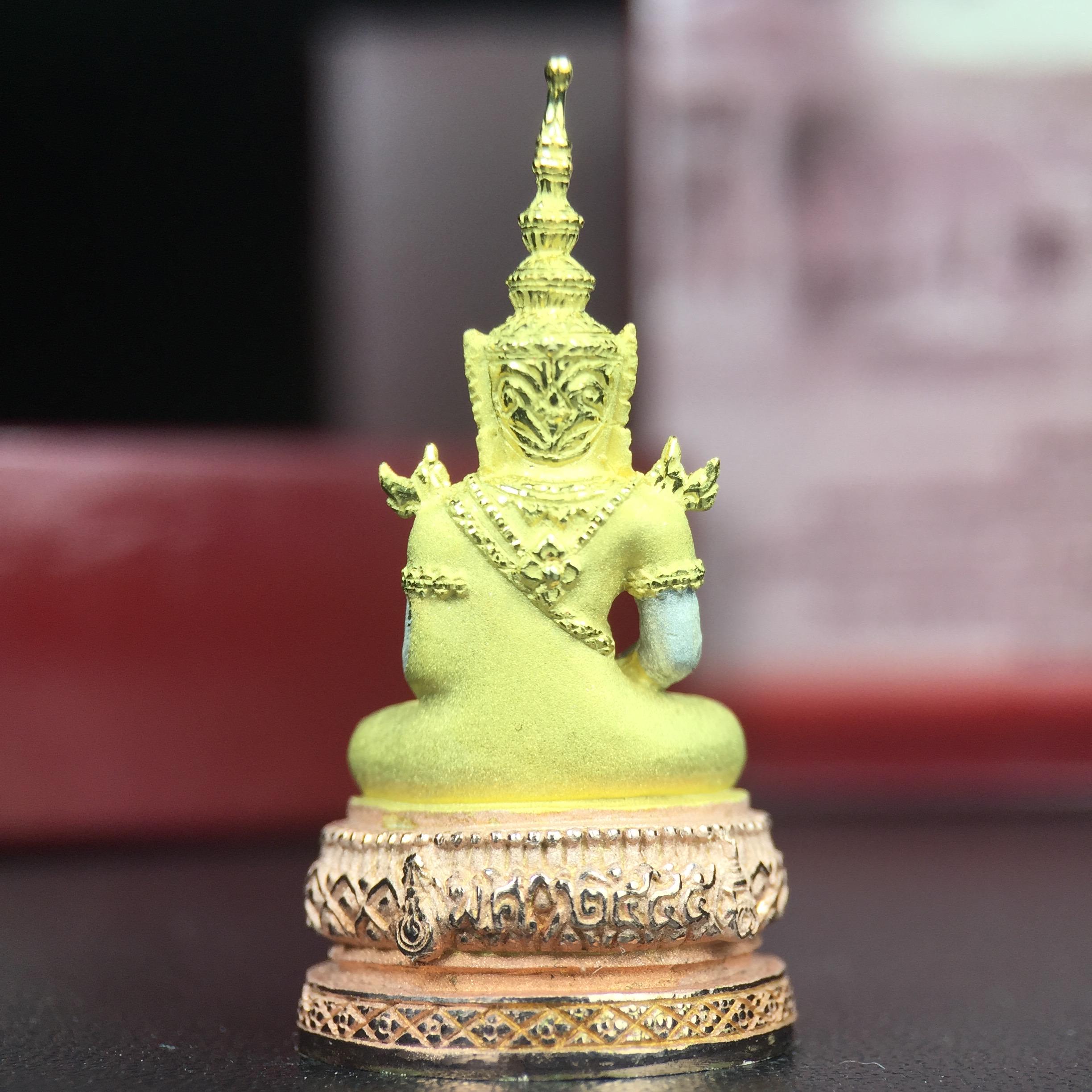 พระแก้วมรกต ภปร.(รุ่นแรก) ปี2545 จัดสร้างในมหาวโรกาส พระบาทสมเด็จพระเจ้าอยู่หัวรัชกาลที่ 9 ครบรอบ 75 พรรษา และฉลองกรุงรัตนโกสินทร์ครบ 220 ปี พิมพ์ลอยองค์ใหญ่ เนื้อเงินบริสุทธิ์ 92.5%(สามกษัตริย์) ขนาด 19*35 มม. พร้อมกล่อง สวยครบสมบูรณ์(องค์หมายเลข 2369)