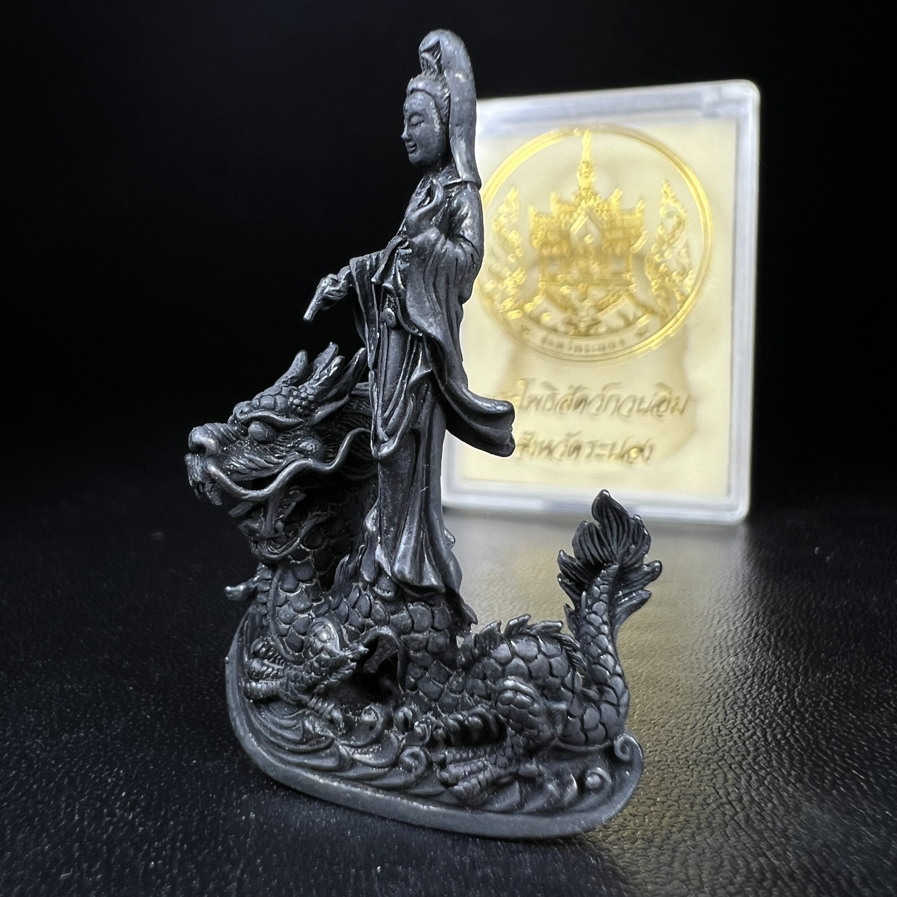 รูปหล่อลอยองค์พระโพธิสัตว์กวนอิม ทรงประทับมังกร จ.ระนอง พ.ศ.2539 เนื้อนวโลหะ พิมพ์ใหญ่(สวยงดงาม เข้มขลัง ทรงคุณค่า) เฉลิมฉลองในวโรกาสที่พระบาทสมเด็จพระเจ้าอยู่หัวทรงครองสิริราชสมบัติครบ 50 ปี(องค์หมายเลข๒๔๐๘๘)