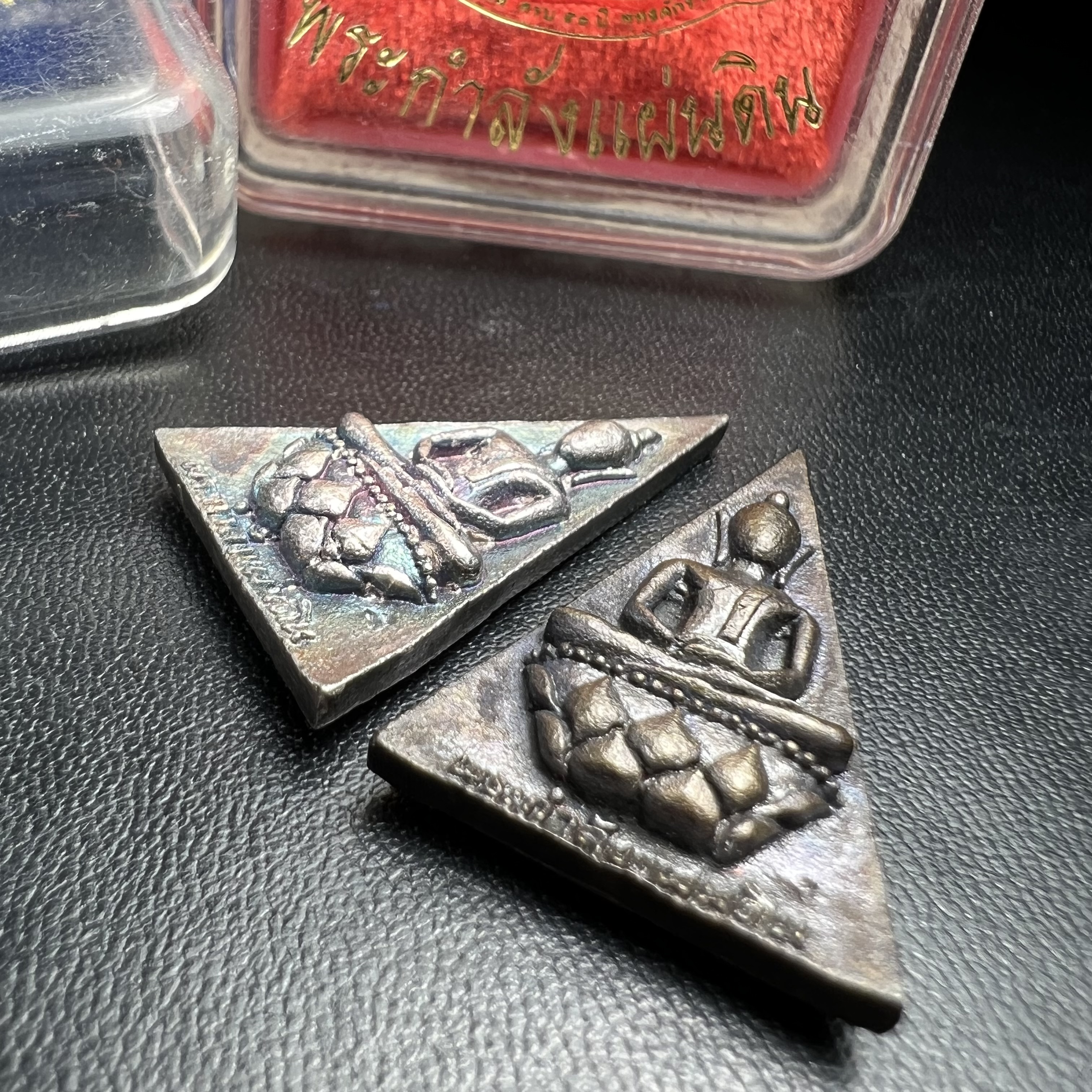 พระกำลังแผ่นดิน (สมเด็จจิตรลดา2) จัดสร้างเฉลิมพระเกียรติ ร.9 ครองราชย์ 50 ปี 2539 เนื้อเงิน(ผิวเดิมกลับดำ รุ้งๆสวย)+เนื้อนวโลหะ(สร้างน้อยหายาก)พร้อมกล่องบรรจุเดิม(1ใน2539องค์)