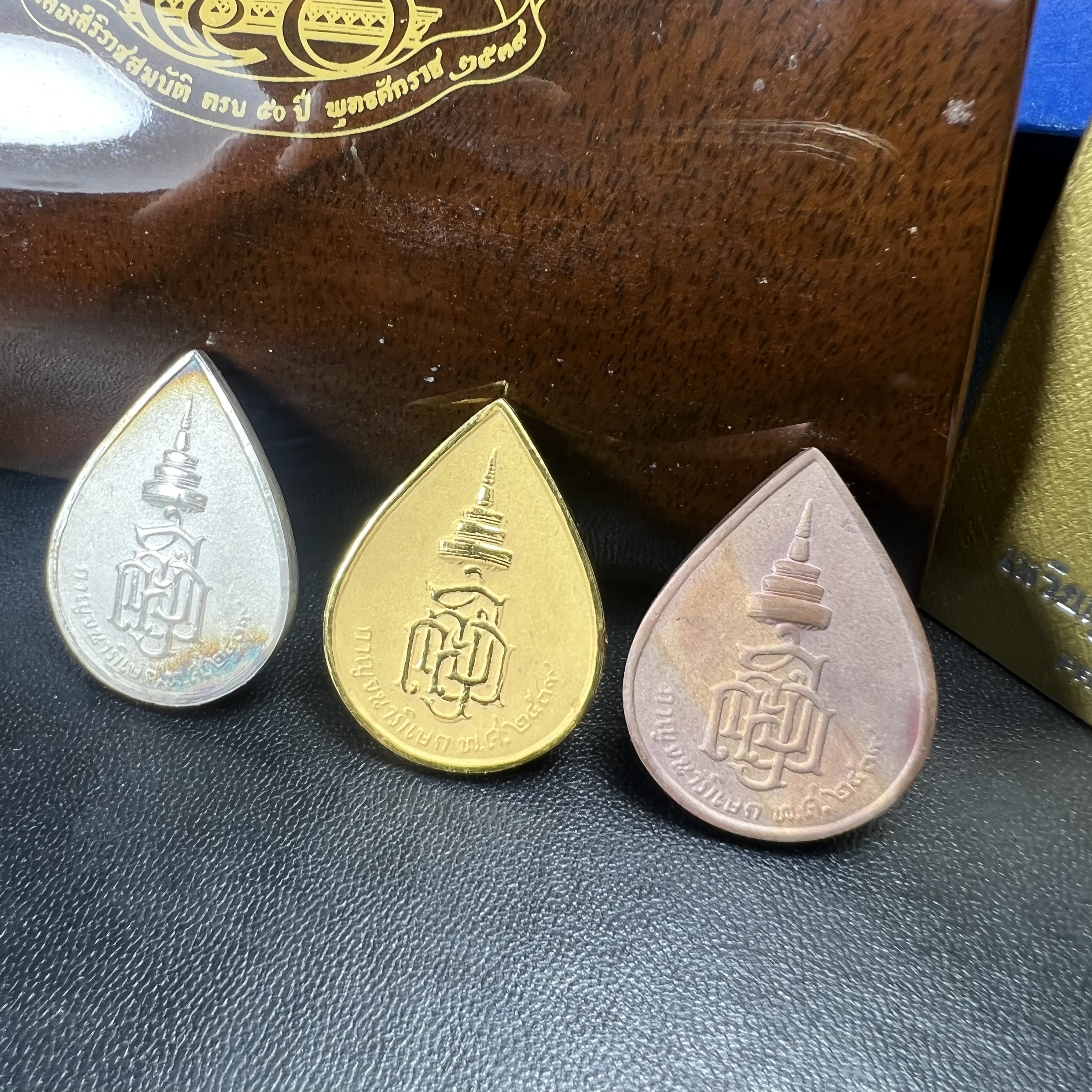 เหรียญพระพิฆเนศวร ญสส. ชุดกาญจนาภิเษกครองราชย์ 50 ปี พุทธศักราช 2538 วัดบวรนิเวศวิหาร ชุดทองคำพิมพ์ใหญ่(2.9 ซม.)(เนื้อทองคำ+เนื้อเงิน+เนื้อทองทิพย์) สภาพสวยเดิมพร้อมกล่องบรรจุเดิม ตอกโค๊ดหมายเลขกำกับ 634(พิธีใหญ่ พุทธศิลป์งดงาม)(นิยมหายาก)1 ใน 939 ชุด