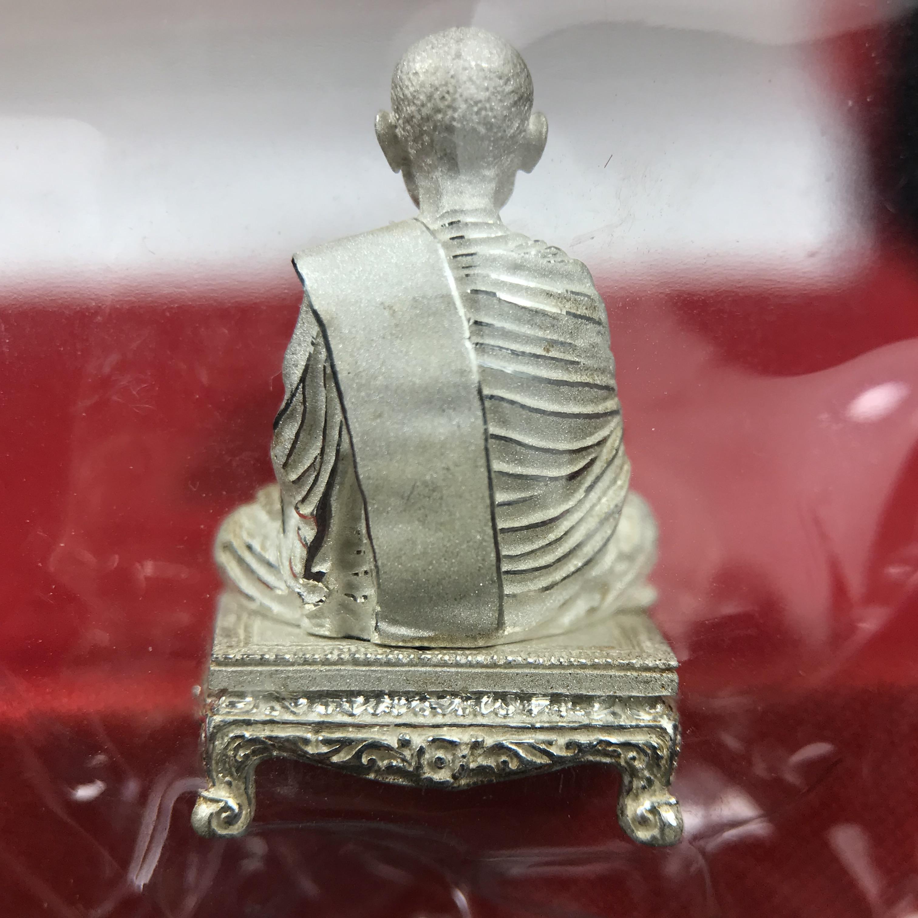 สมเด็จพุฒาจารย์ (โต พรหมรังสี) อนุสรณ์ 128 ปี สมเด็จพระญาณสังวร สมเด็จพระสังฆราช ทรงเมตตาอธิฐานจิต ปี 2543 มหาพุทธาภิเษก 3วาระ รูปเหมือนลอยองค์พิมพ์ใหญ่เนื้อเงิน ขนาด 1.5 x 2.5 ซม. ทรงคุณค่าทั้งด้านความงานด้านพุทธศิลป์ และพุทธคุณ